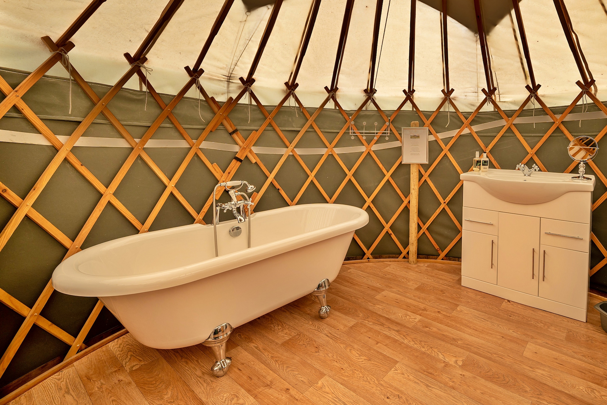 Heather Yurt-Badkamer