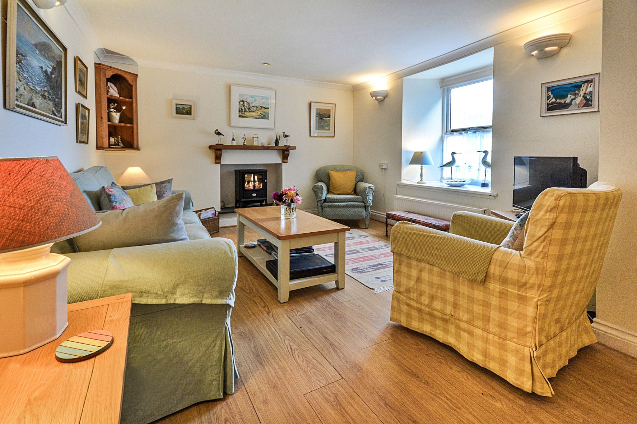 Nor Nour, Cawsand-Woonkamer