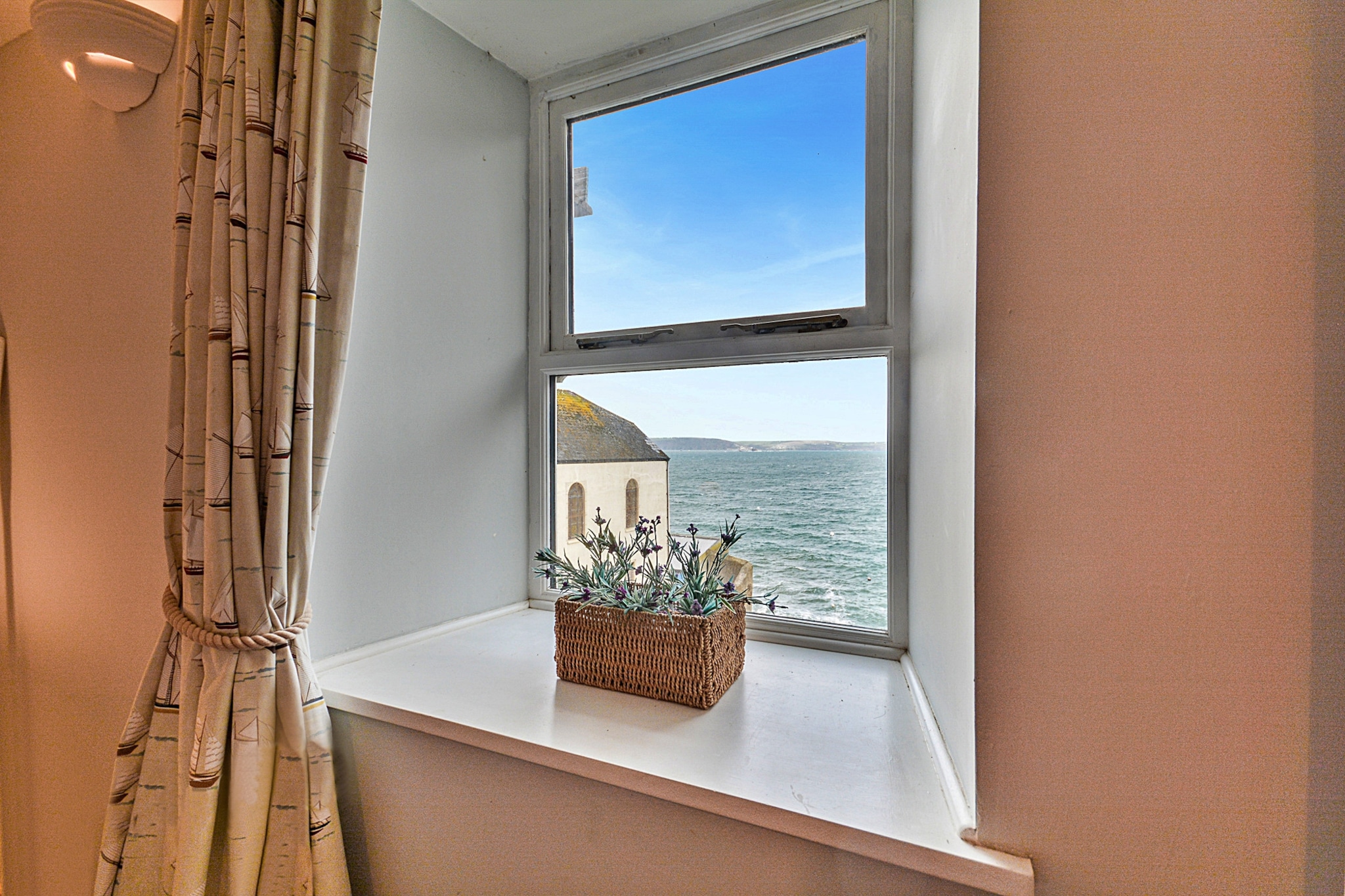 Nor Nour, Cawsand-Buitenlucht
