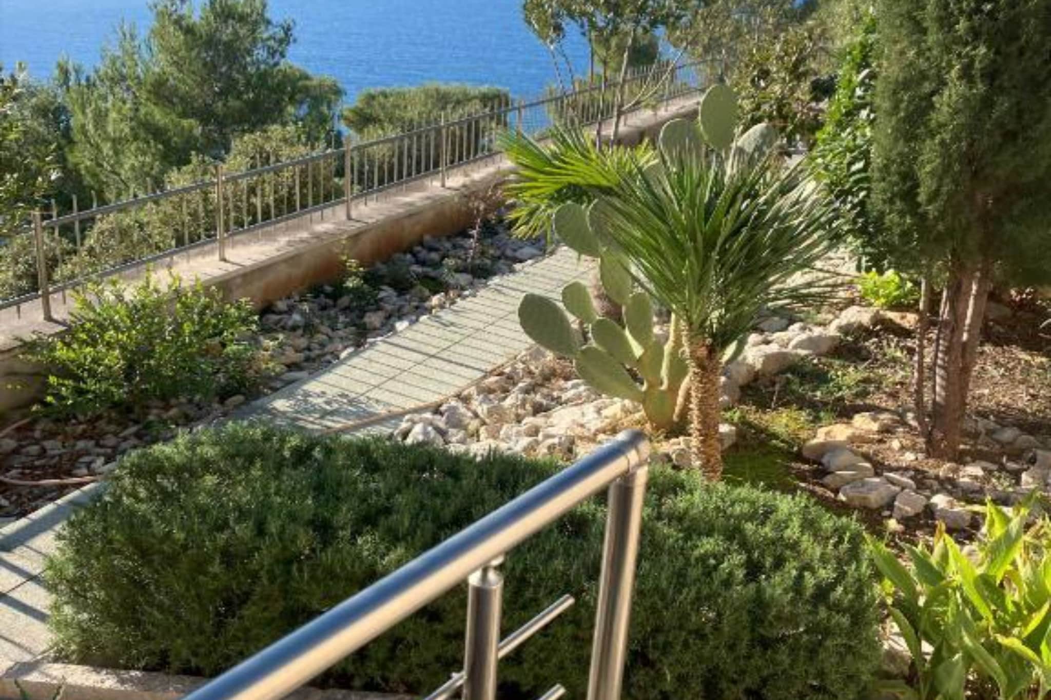 Beachfront Luxury Villa with Private Pool and Stunning Sea Views-Im Freien