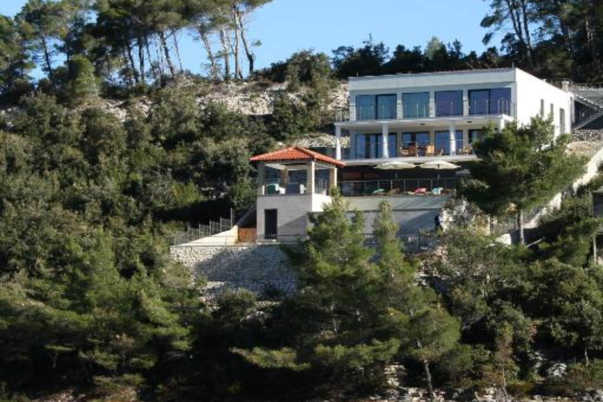 Beachfront Luxury Villa with Private Pool and Stunning Sea Views-Im Freien