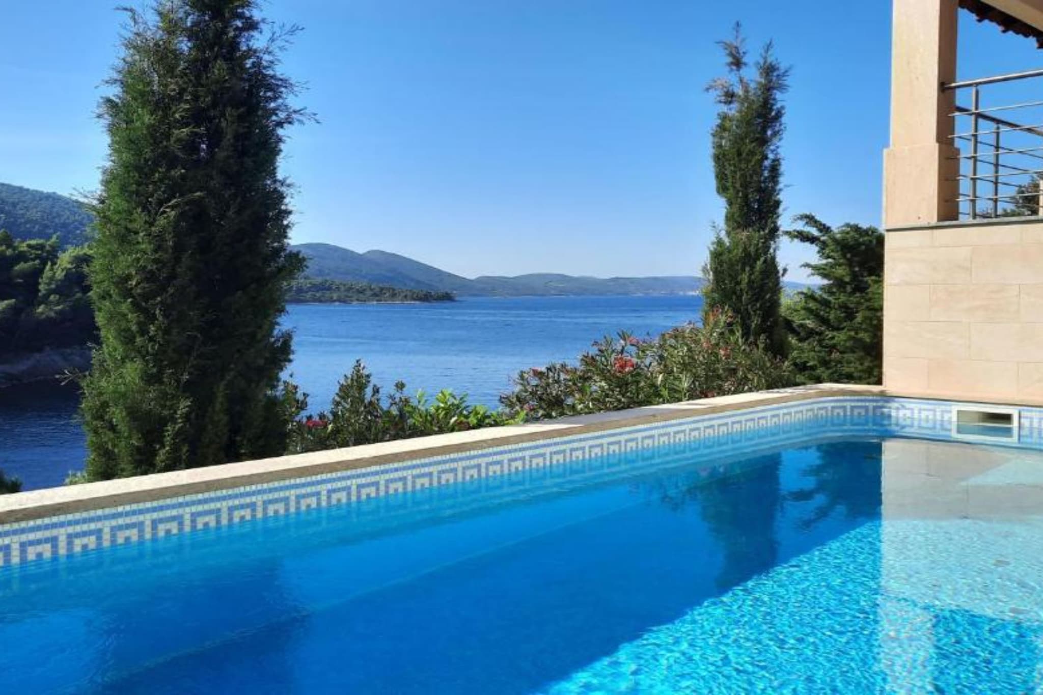 Beachfront Luxury Villa with Private Pool and Stunning Sea Views-Schwimmbad