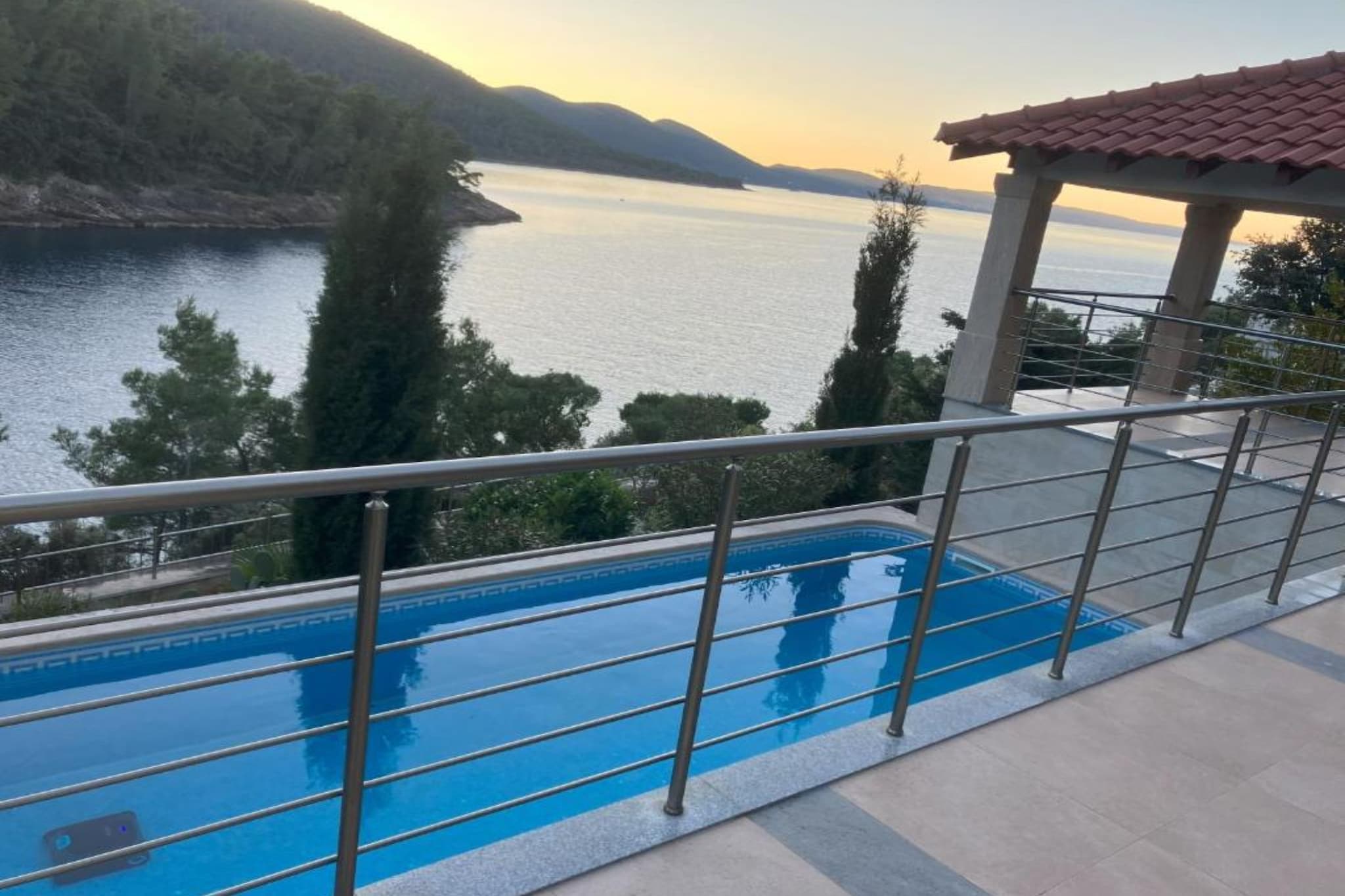 Beachfront Luxury Villa with Private Pool and Stunning Sea Views-Schwimmbad