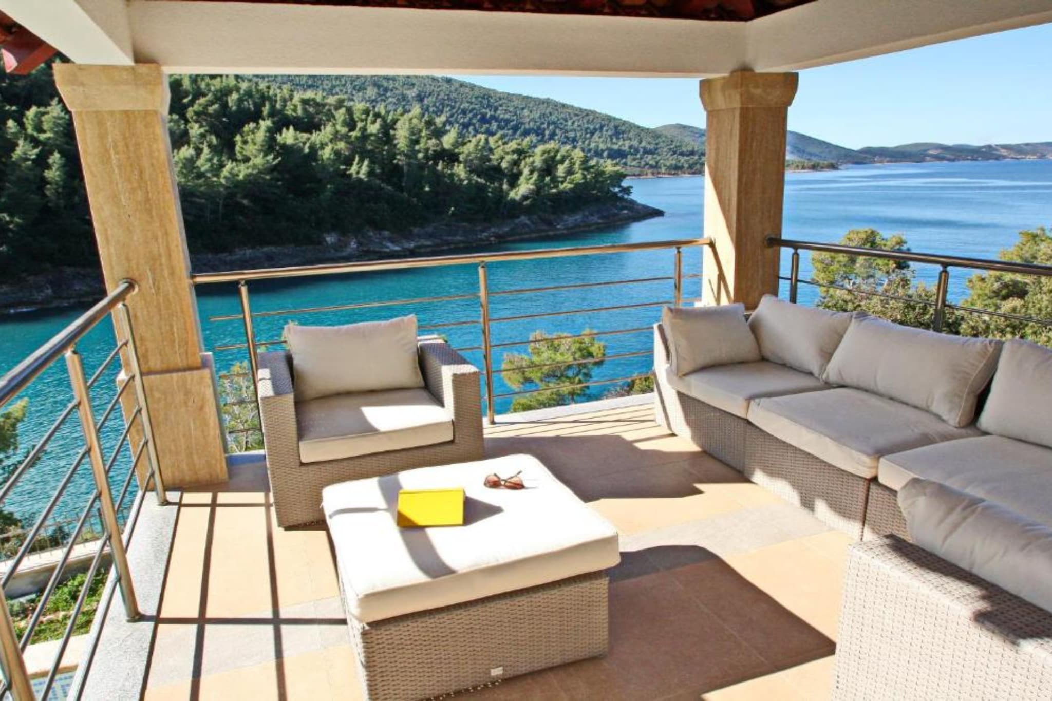Beachfront Luxury Villa with Private Pool and Stunning Sea Views-Im Freien