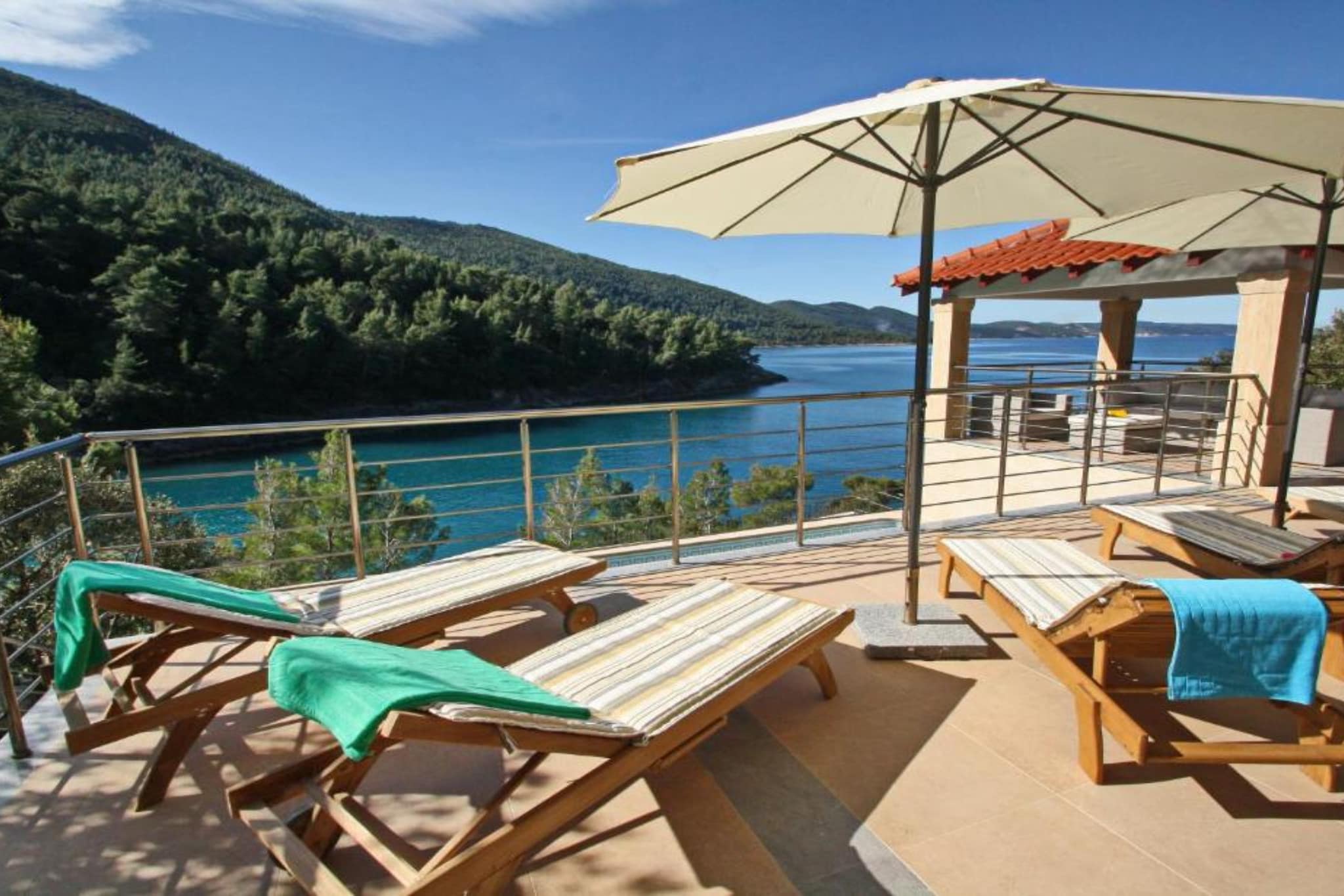 Beachfront Luxury Villa with Private Pool and Stunning Sea Views-Im Freien