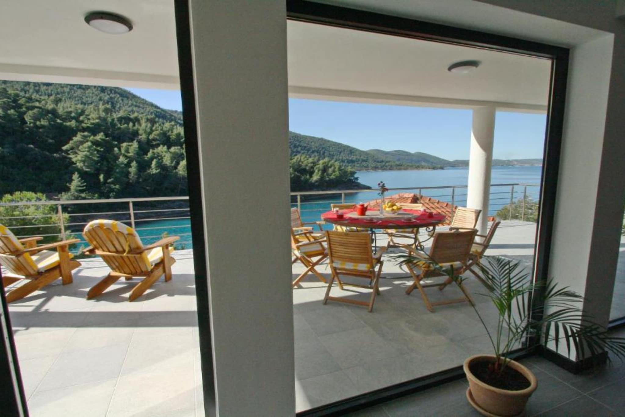 Beachfront Luxury Villa with Private Pool and Stunning Sea Views-Im Freien