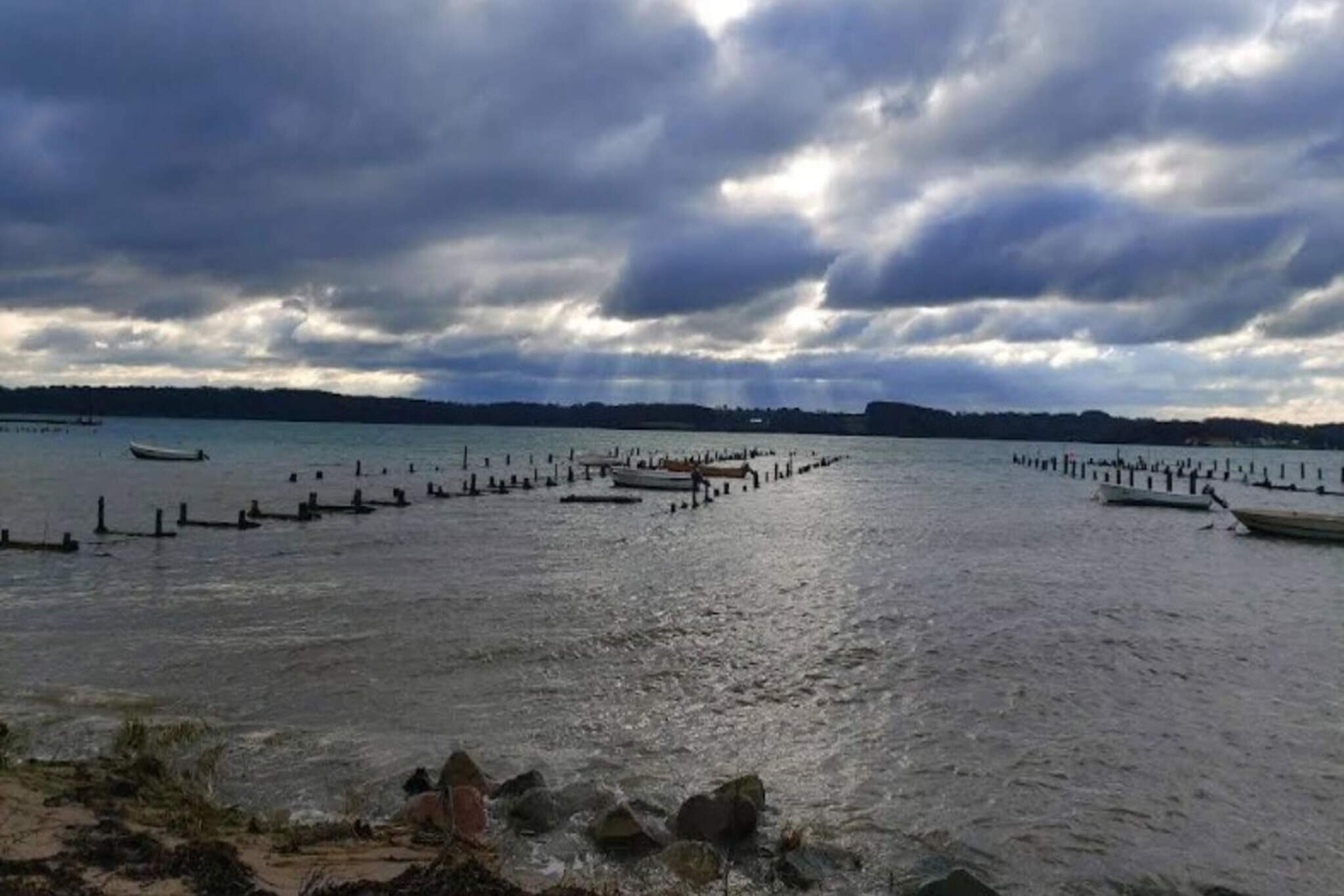 Kitchen(stove(induction), coffee machine, oven, oven(mini), microwave, dishwasher, fridge, freezer(1-59L)), Living/bed room(TV(german television channels, danish TV channels (DR1 and TV2), norvegian TV channels , swedish TV channels), chromecast), bedroom(double bed), bedroom(double bed), bedroom(2x double bed), bedroom(double bed), bathroom(washbasin, hip bath, shower, toilet), bathroom(washbasin, shower, steam shower, toilet), bathroom(washbasin, shower, toilet), TV(german television channels, danish TV channels (DR1 and TV2), norvegian TV channels , swedish TV channels), bath tub(outside, heated, 4 persons), shower(outside), sauna(indoor, 4 persons), balcony, heating(central), terrace, garden furniture, fish cleaning table, air to water heatpump