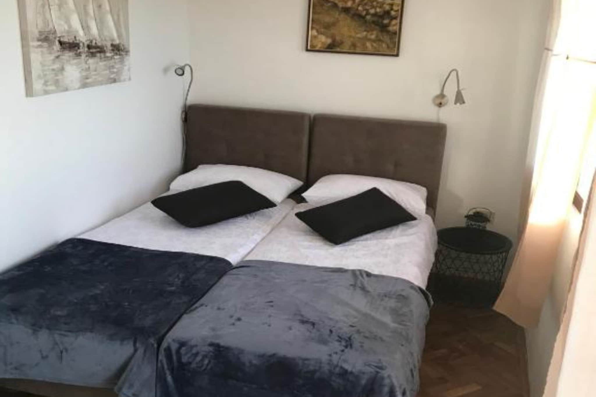 One-Bedroom Apartment With Sea View (B)-Chambre