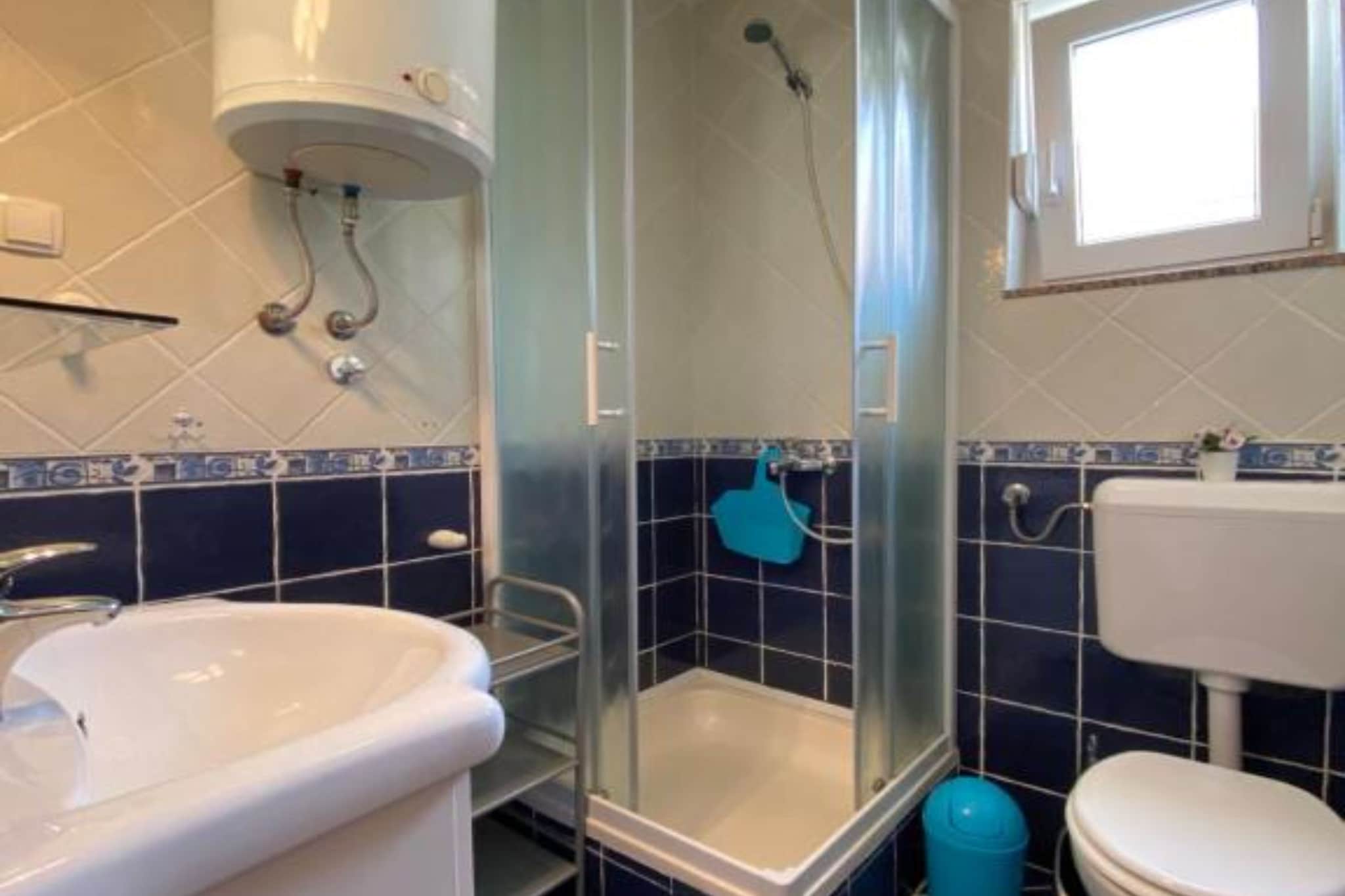 Apartments Lara Rab - One Bedroom Apartment with  Balcony-Salle de bain
