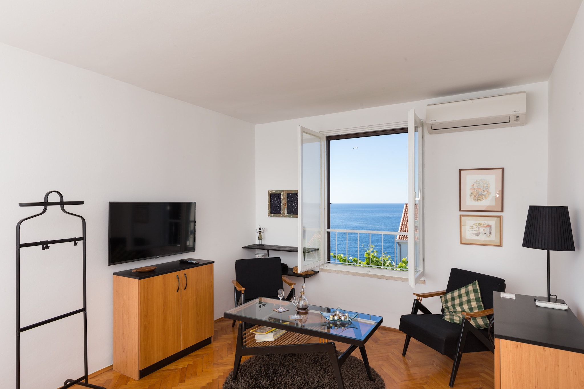 Apartment Nana-One Bedroom Apartment with Loggia and Sea View-Wohnzimmer