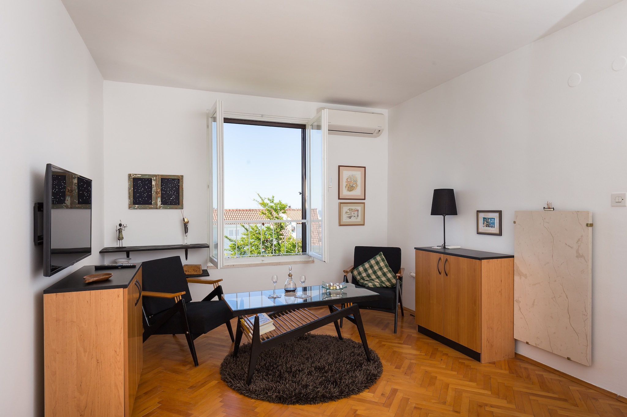 Apartment Nana-One Bedroom Apartment with Loggia and Sea View-Wohnzimmer