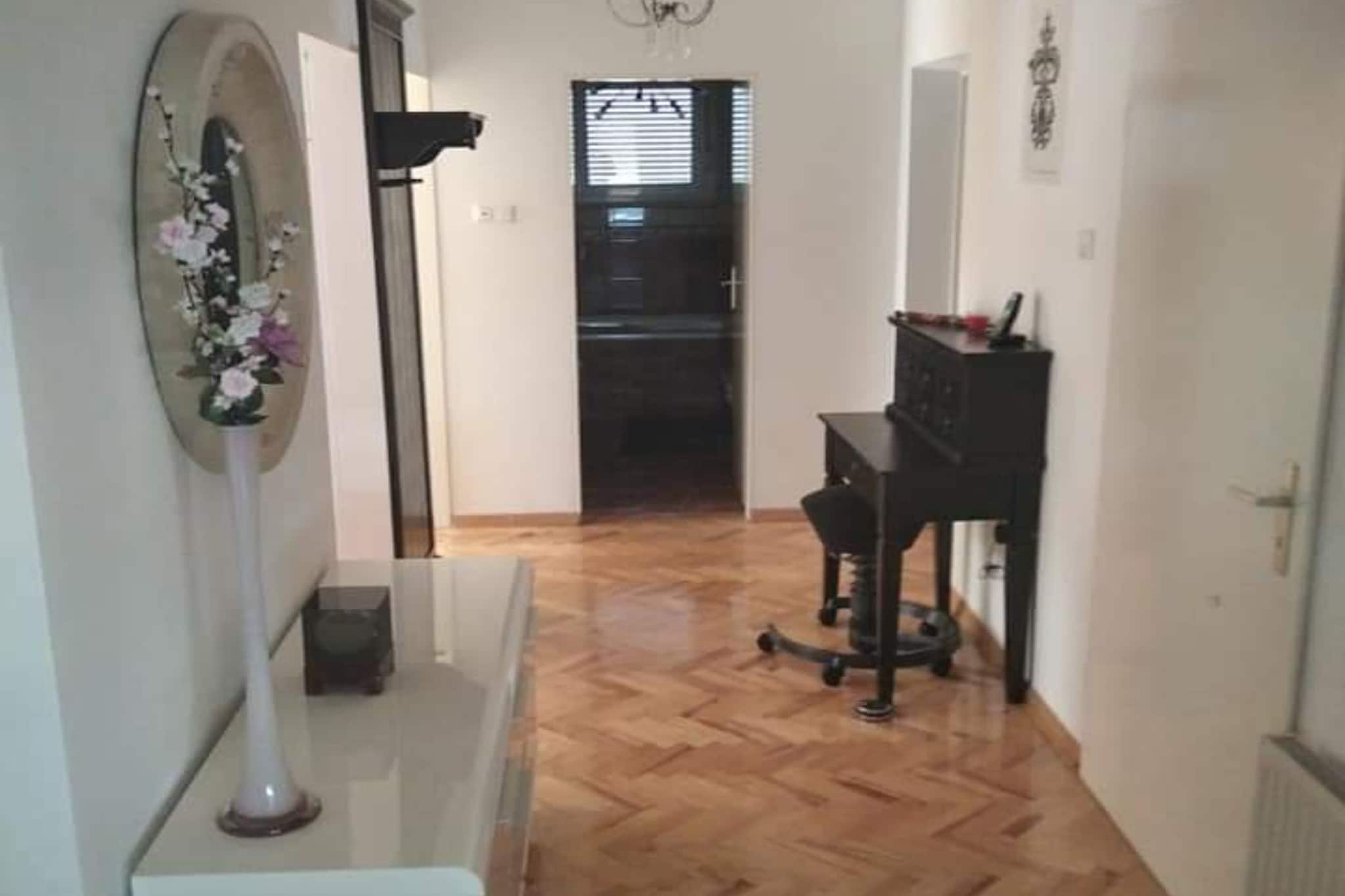 Holiday Home Dugo Selo M&A - Five Bedroom Holiday Home with Terrace-Binnen