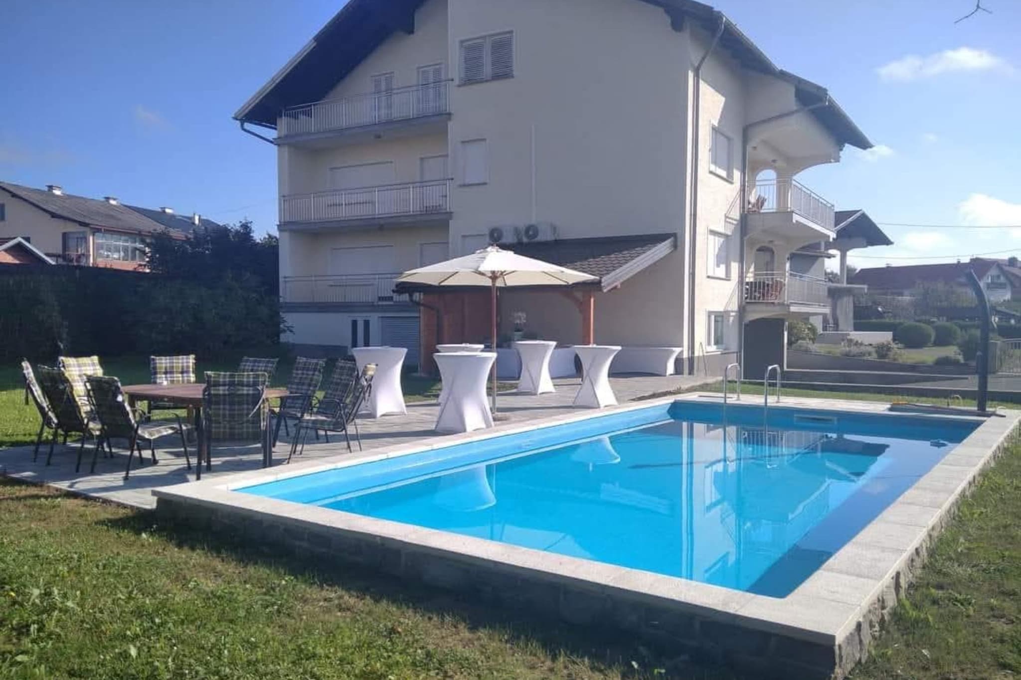 Holiday Home Dugo Selo M&A - Five Bedroom Holiday Home with Terrace-Zwembad