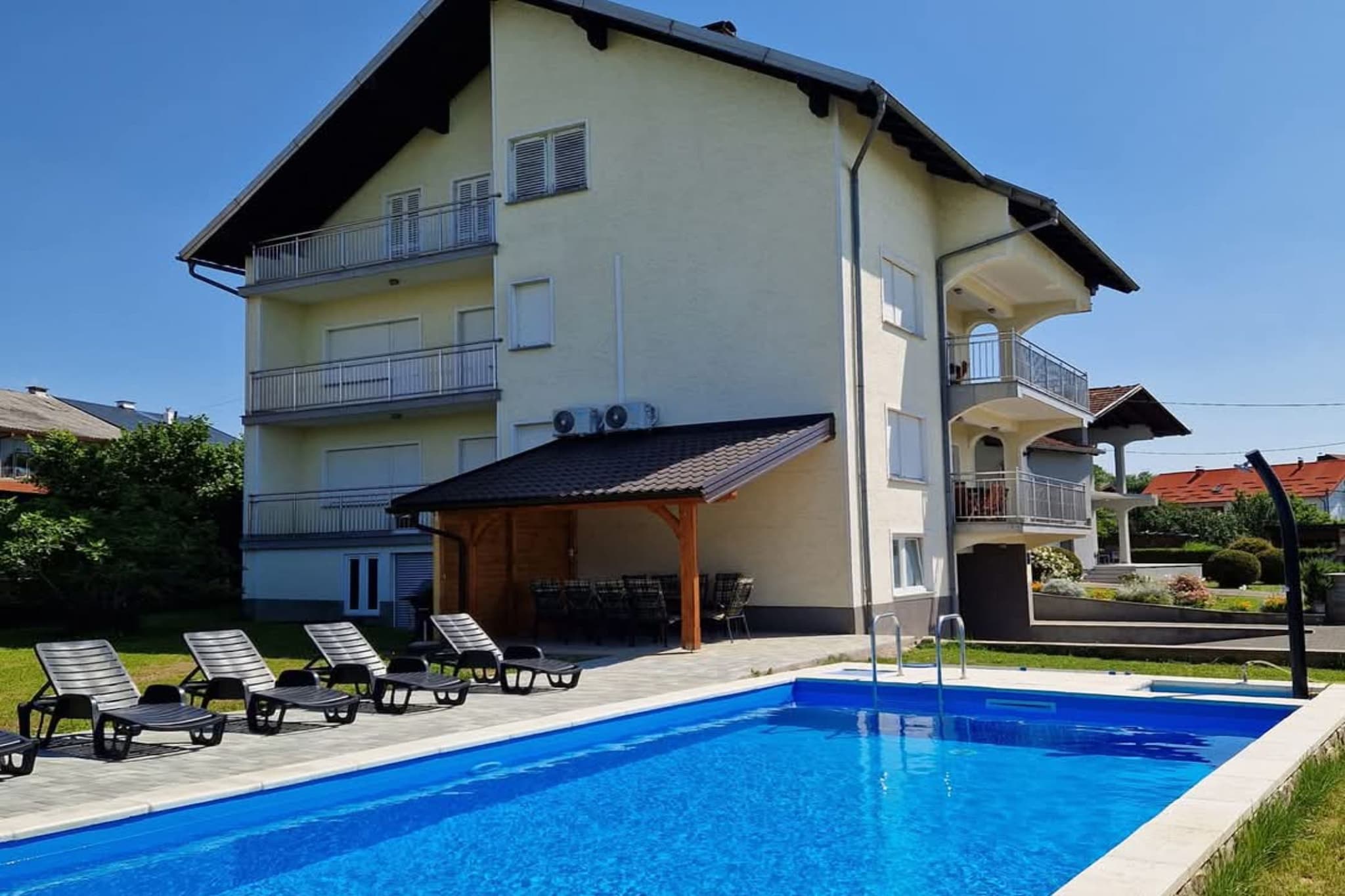 Holiday Home Dugo Selo M&A - Five Bedroom Holiday Home with Terrace-Zwembad