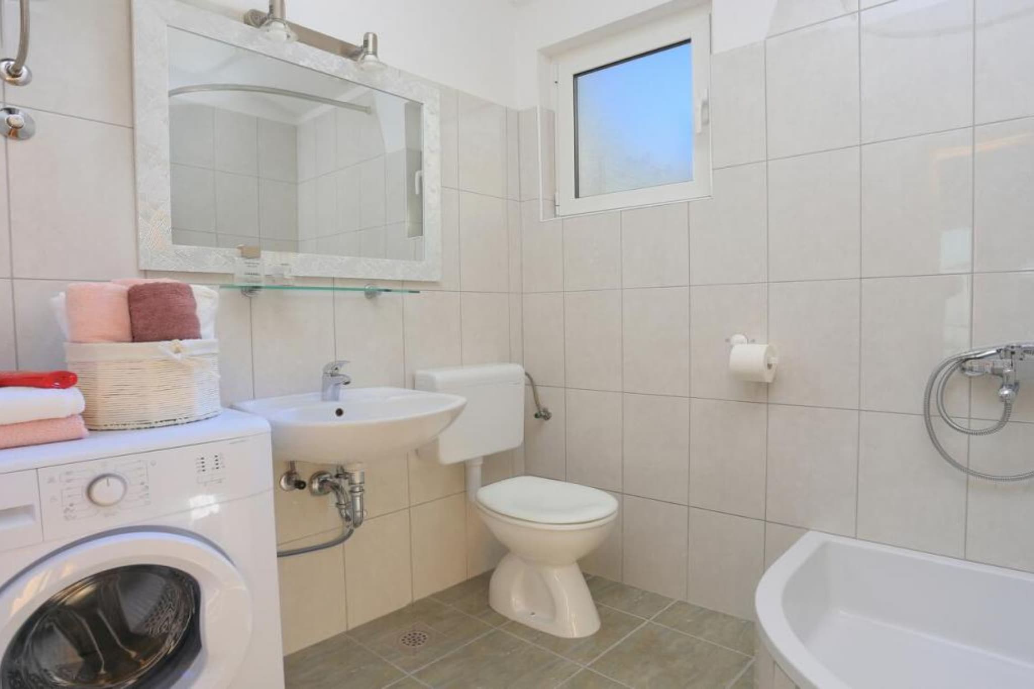 Apartments Roščić -  Classic Two Bedroom Apartment with Balcony and Sea View-Bathroom