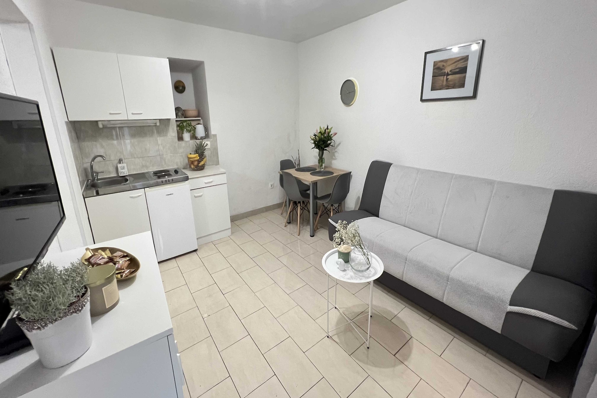 Apartmani Vela Makarska - Studio With Garden View-Woonkamer