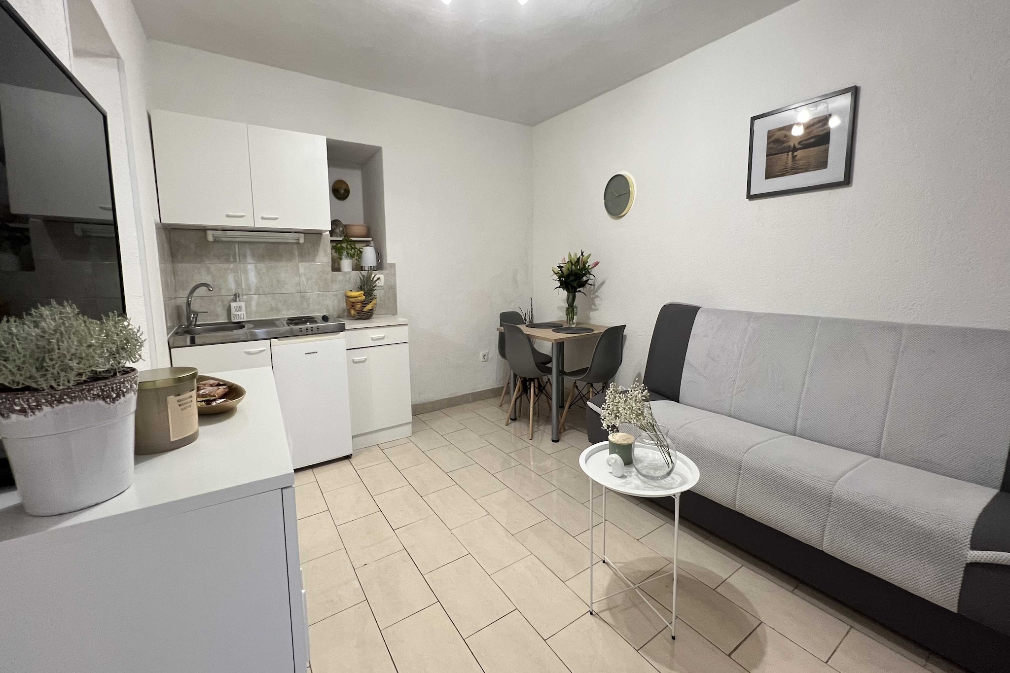 Apartmani Vela Makarska - Studio With Garden View-Woonkamer