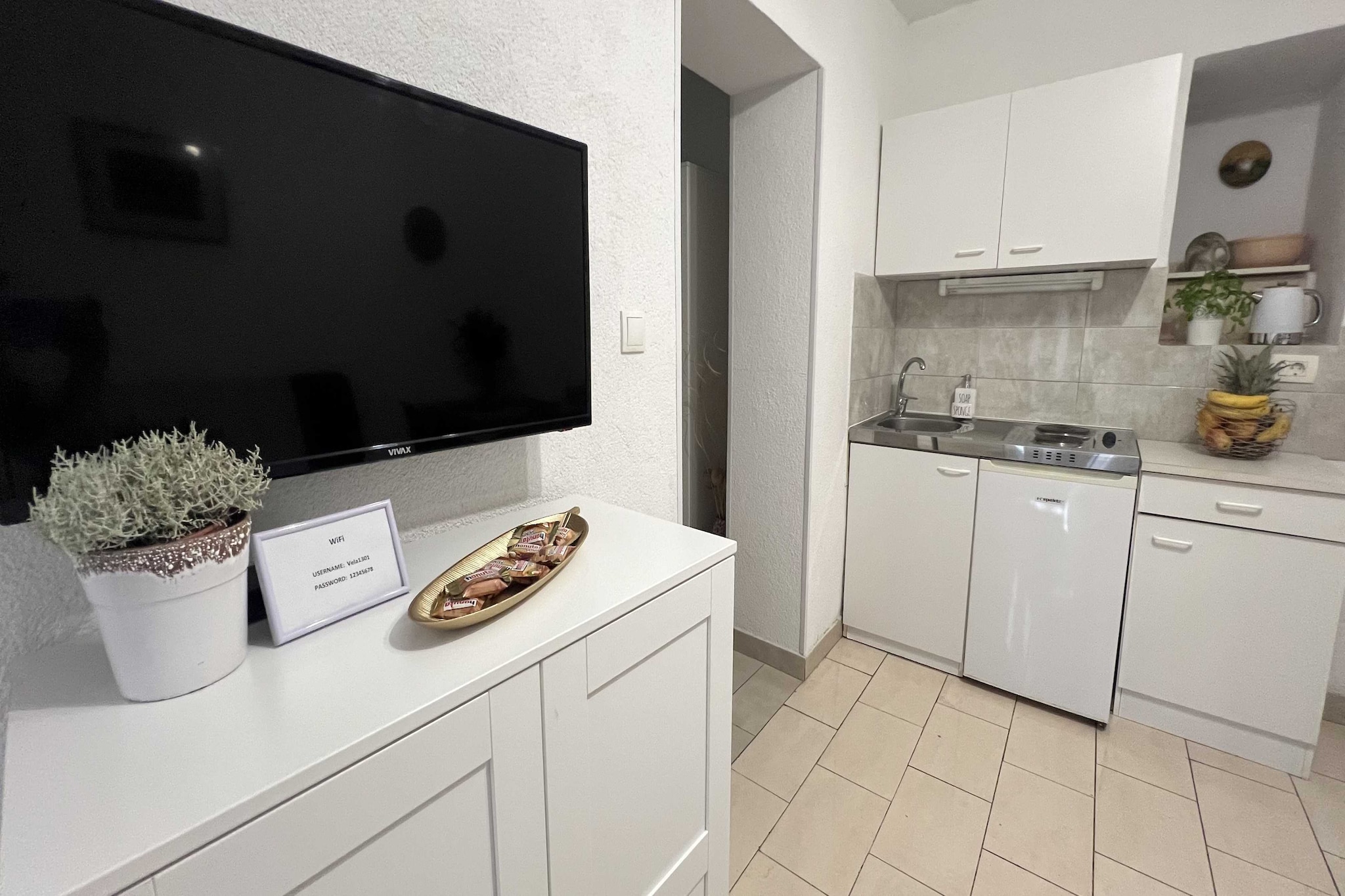 Apartmani Vela Makarska - Studio With Garden View-Woonkamer