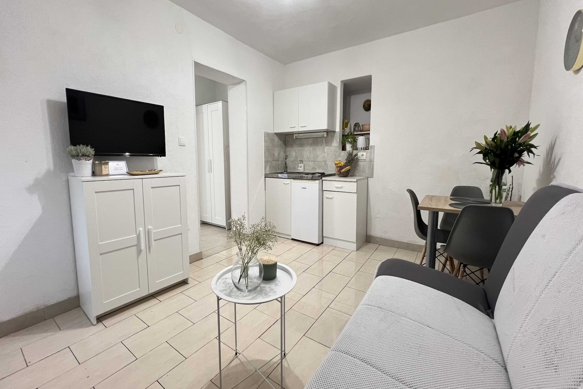Apartmani Vela Makarska - Studio With Garden View-Woonkamer