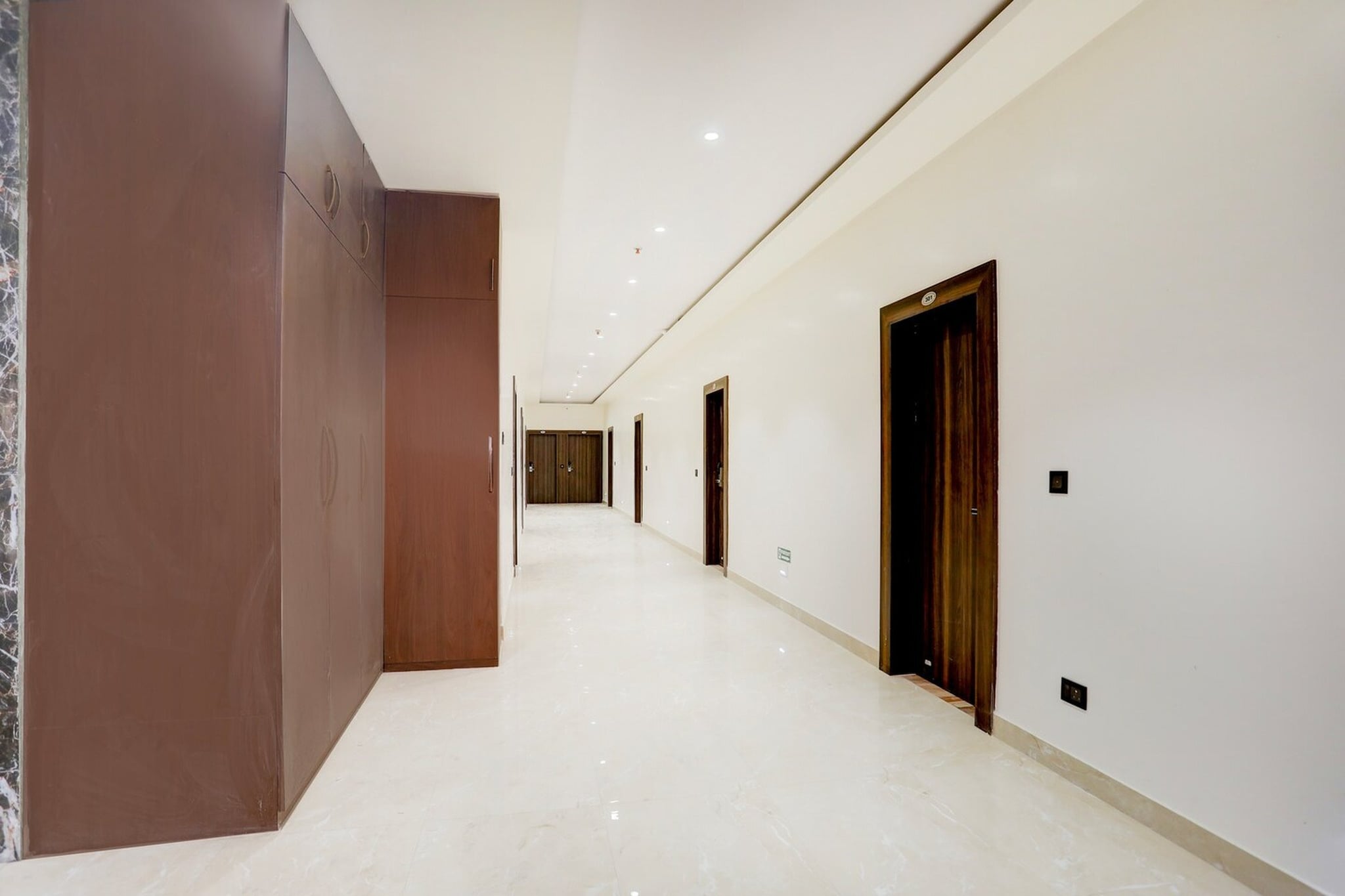 Ground floor: (bedroom(double bed, TV, seating area, air conditioning, lift, Towels incl., telephone), bathroom(bathtub or shower, shower, washbasin, toilet, shampoo, body soap, hot water))