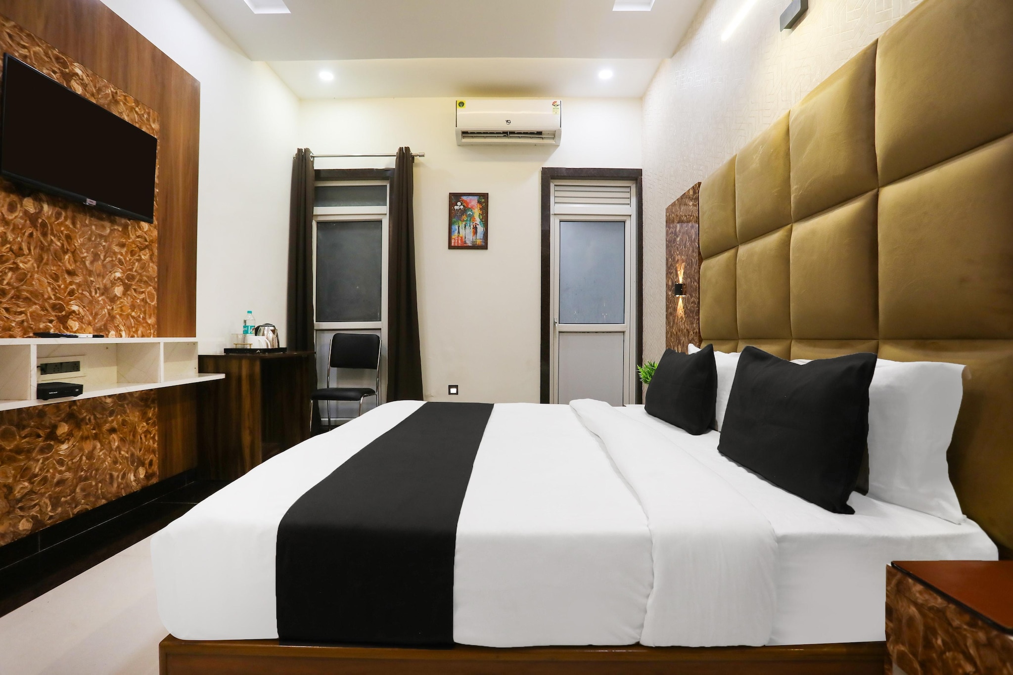 Located within 5.7 km of Jal Mandir and 11 km of Kota Railway Station, Super Townhouse Indravihar Formerly Shaily Royal provides rooms with air conditioning and a private bathroom in Kota. Among the facilities at this property are room service and a 24-hour front desk, along with free WiFi throughout the property. The property is non-smoking and is set 11 km from Kota Junction.
Guest rooms at the hotel are equipped with a seating area, a flat-screen TV with satellite channels and a private bathroom with free toiletries and a bath or shower. All units include a desk.
Bundi Railway Station is 40 km from Super Townhouse Indravihar Formerly Shaily Royal, while Chaurasi Khambon ki Chhatri is 42 km away
Unmarried couples are warmly welcome at this property.
Guests with local ID proof are warmly welcome.
Apologies, but we are currently unable to host foreign nationals at this property.