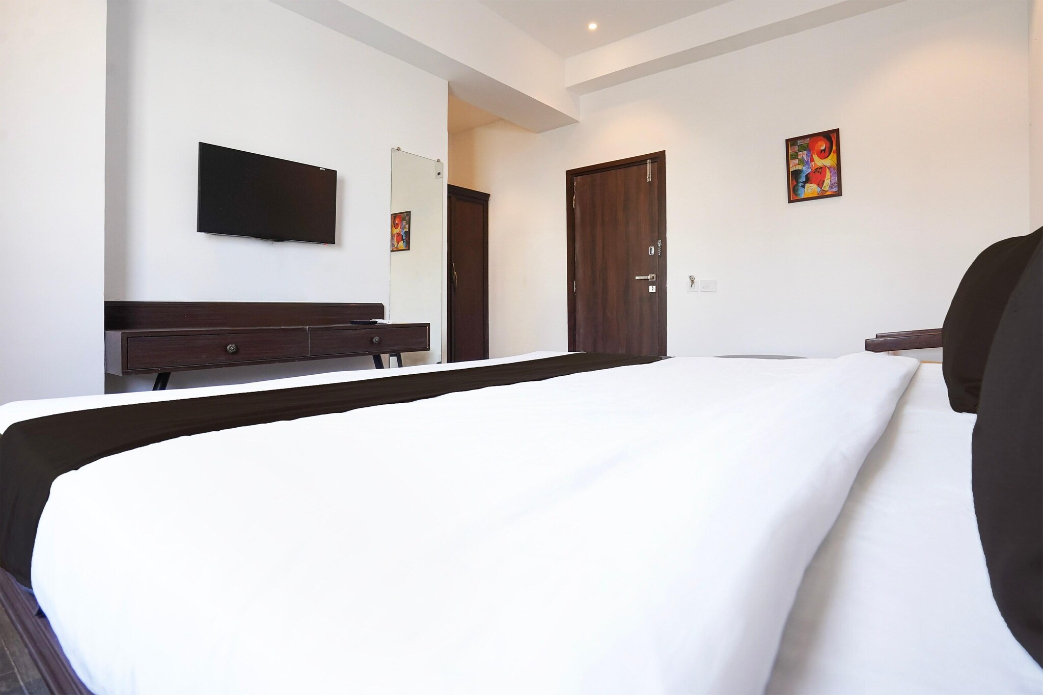 Comfortable Accommodation: Deluxe Statys at Central Bazar Road Ramdaspeth in Nagpur offers family rooms with air-conditioning, private bathrooms, work desks, and seating areas. Each room includes free toiletries, a bath or shower, TV, and tiled floors.
Essential Facilities: Guests enjoy free WiFi throughout the property, a lift, 24-hour front desk, housekeeping service, room service, and luggage storage. Additional amenities include a work desk, seating area, and wardrobe.
Prime Location: Located 6 km from Dr. Babasaheb Ambedkar International Airport, the hotel is less than 1 km from Deekshabhoomi and a 19-minute walk to Ramakrishna Ashram. Nearby attractions include Vidarbha Cricket Association Stadium (4 km) and Ambazari Lake (4 km).
Unmarried couples are warmly welcome at this property.
Guests with local ID proof are warmly welcome.
Apologies, but we are currently unable to host foreign nationals at this property.
Early Check-In Policy: A full day’s room rate will be charged for check-ins before 6:00 AM. Complimentary early check-in is available between 6:00 AM and 10:00 AM, subject to room availability.
Check-in is only available to guests aged 18 and above. Please provide a government-issued ID to confirm your age.
