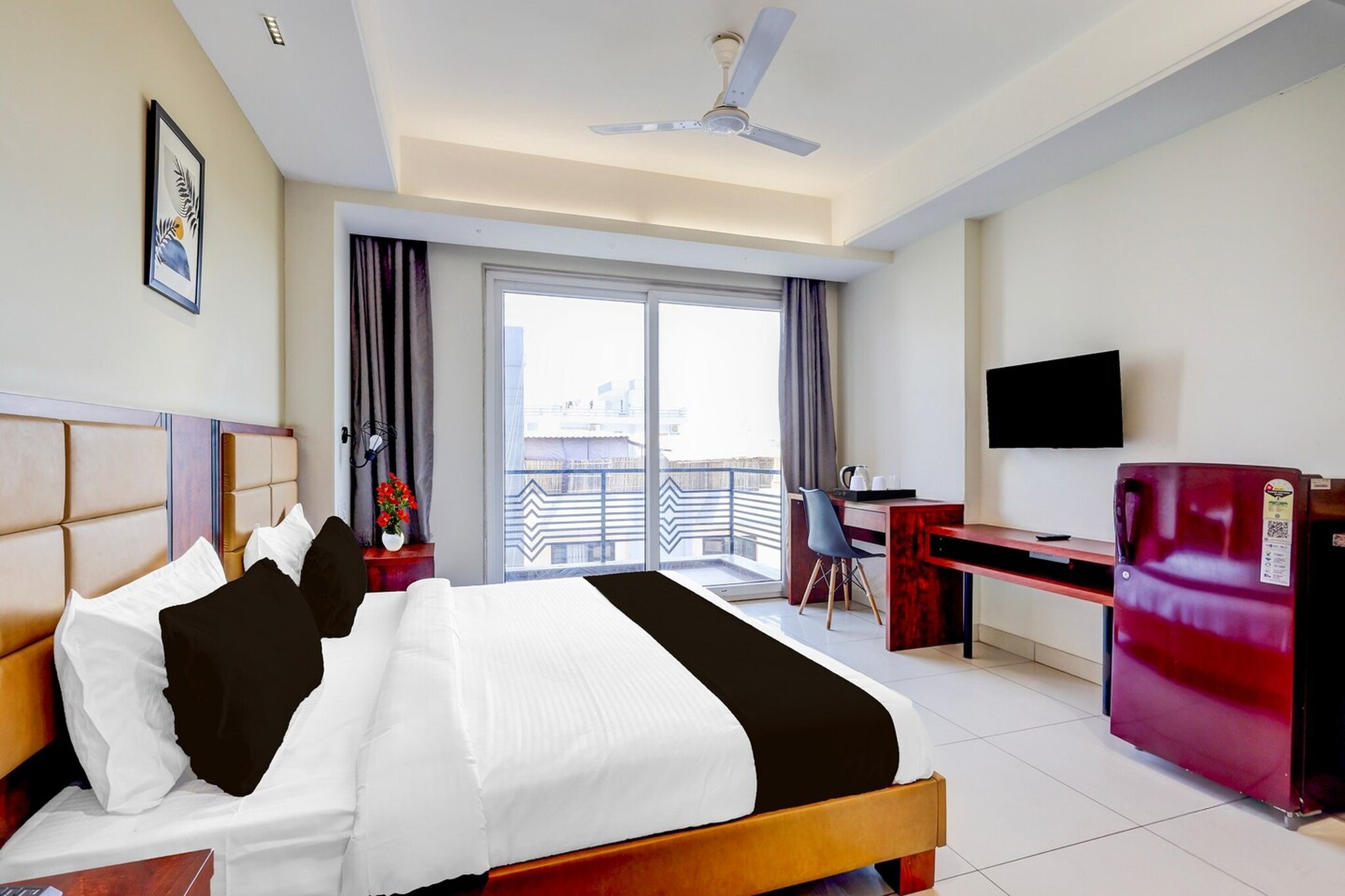 Super Townhouse Oak Sector 39 Medanta