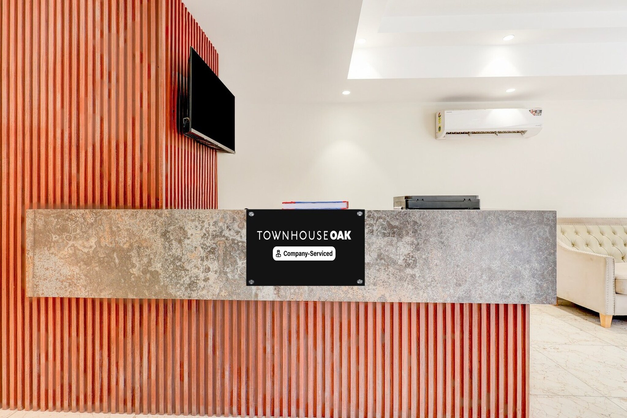 Ground floor: (bedroom(double bed, TV, seating area, air conditioning, lift, Towels incl., telephone, Floor mattress), bathroom(bathtub or shower, shower, washbasin, toilet, shampoo, body soap, hot water))