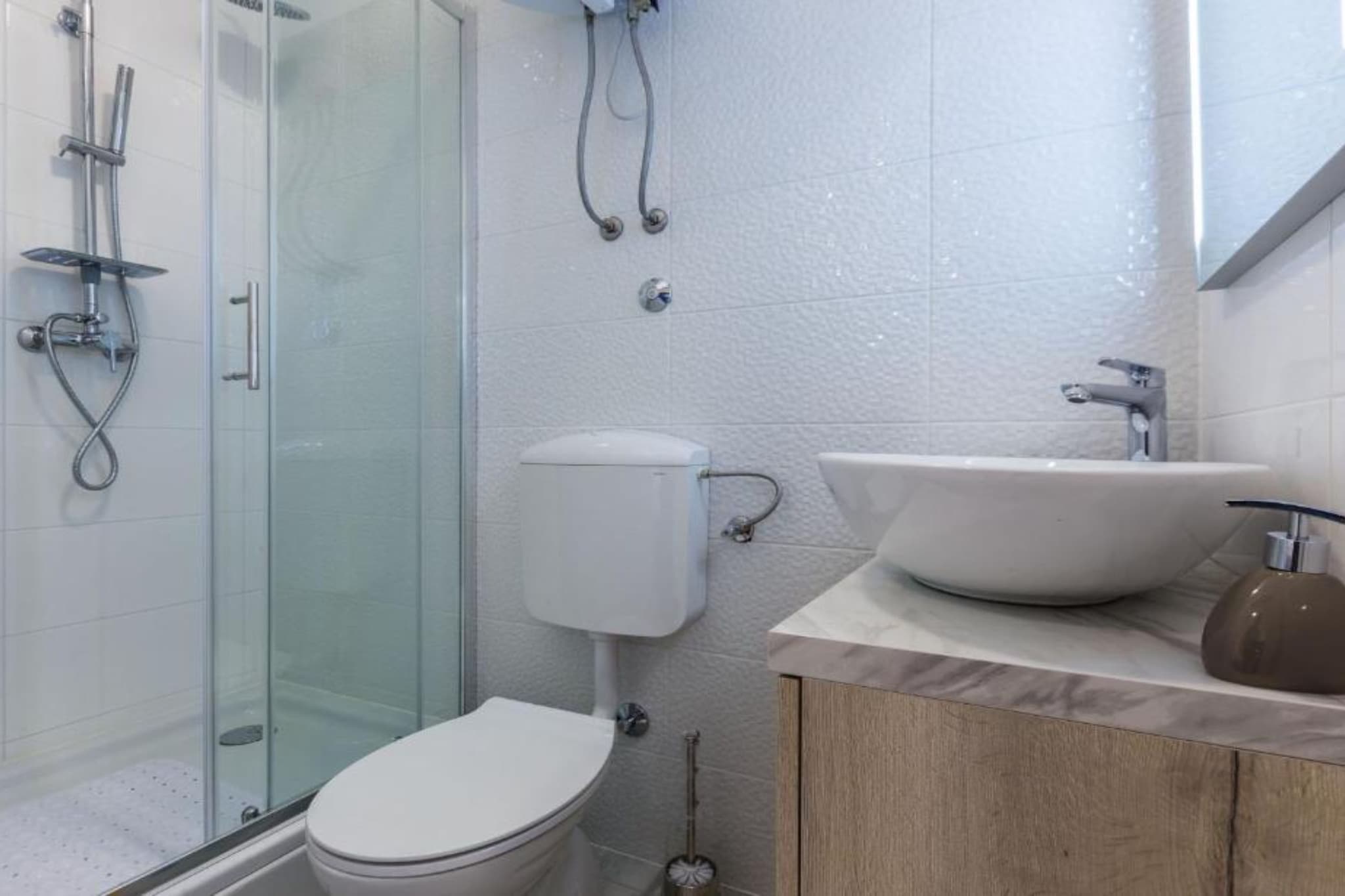 Spacious Two sis Apartments in Zadar with Terrace  Studio Apartment ( 1 )-Badezimmer
