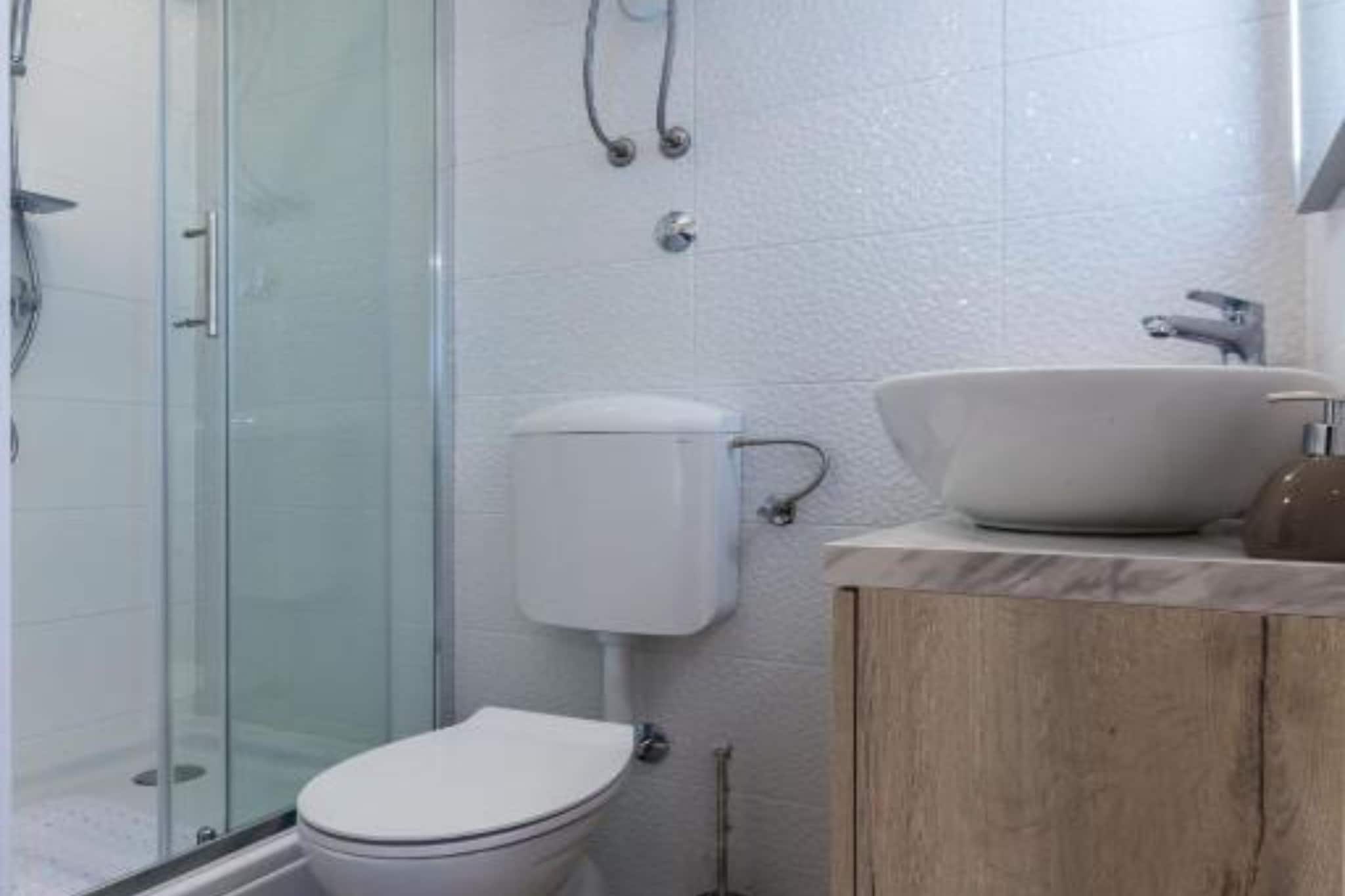 Spacious Two sis Apartments in Zadar with Terrace  Studio Apartment ( 1 )-Badezimmer