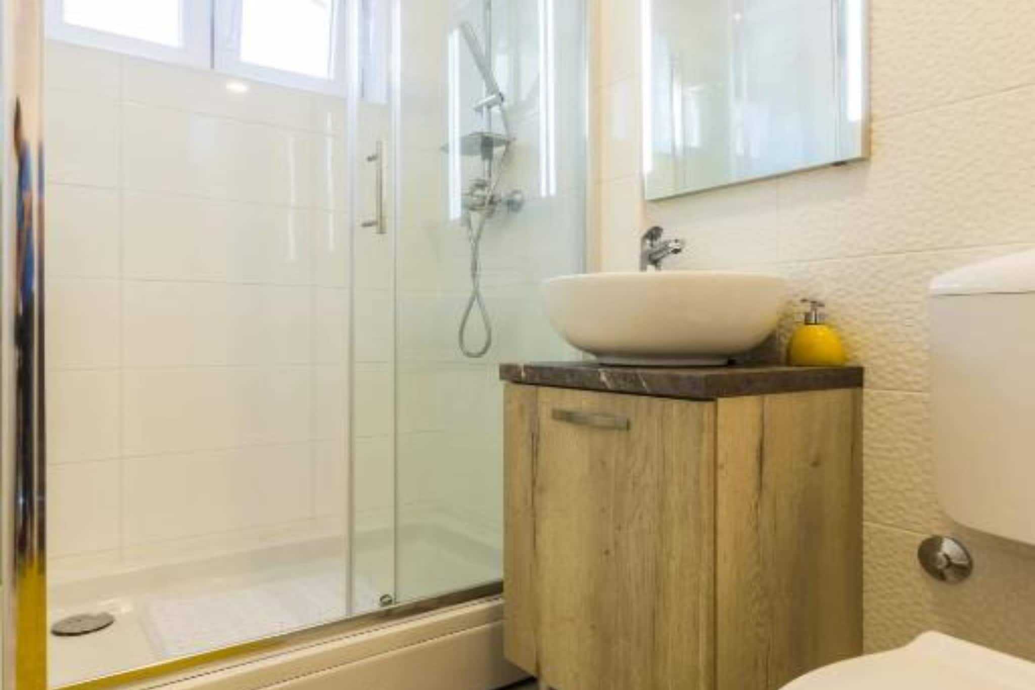 Charming Zadar Apartment Near Old Town with Convenient Access to Beaches Apartman ( 2 )-Badezimmer
