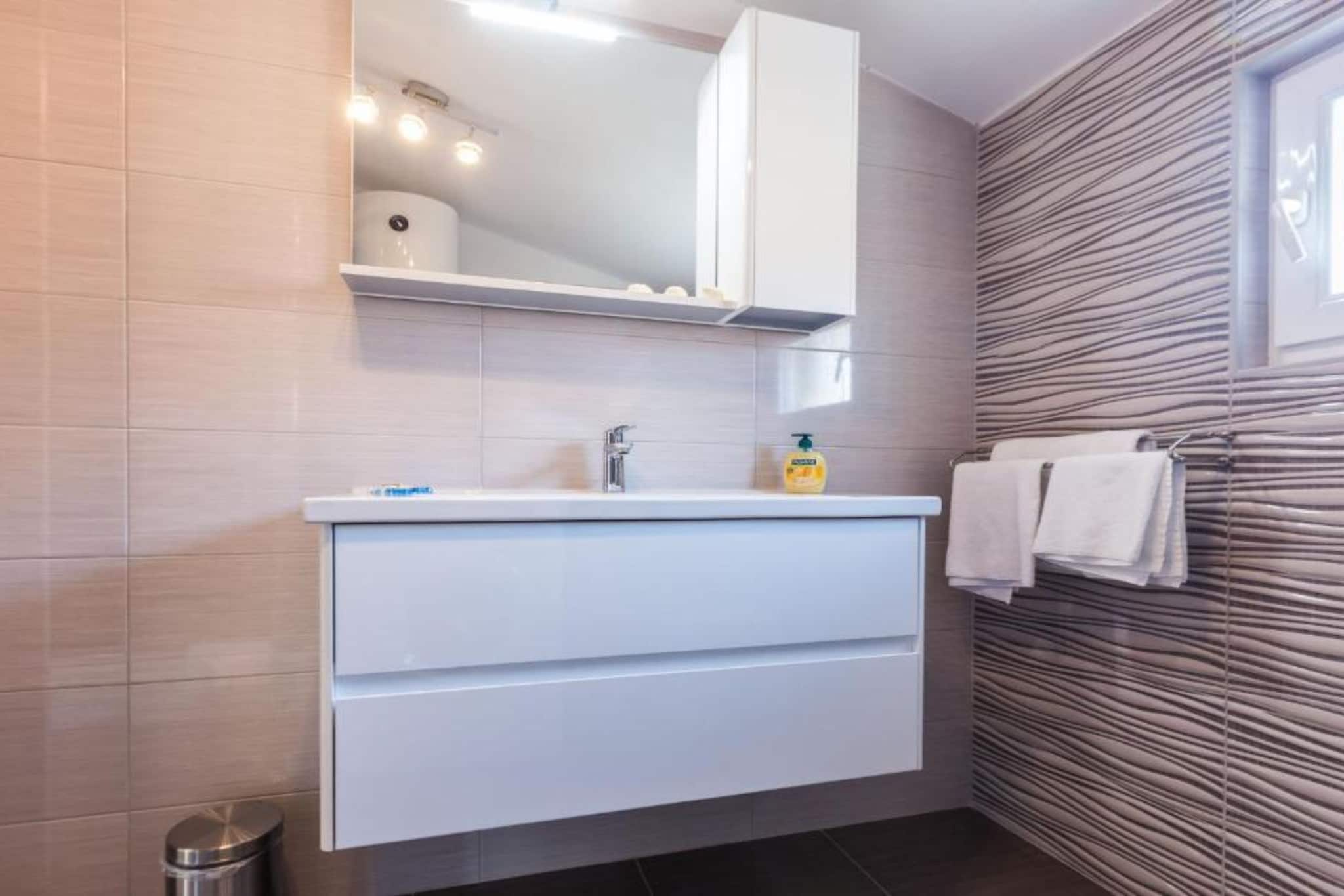 Cozy Three Bedroom Apartment With Terrace in Zadar - Three Bedroom Apartment-Badezimmer