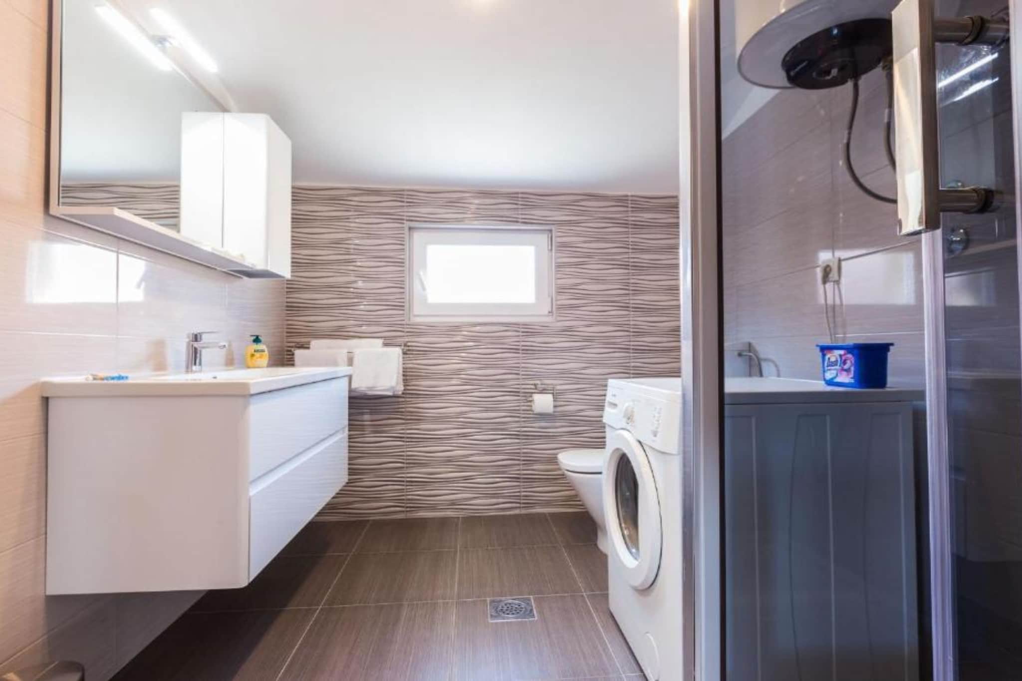 Cozy Three Bedroom Apartment With Terrace in Zadar - Three Bedroom Apartment-Badezimmer