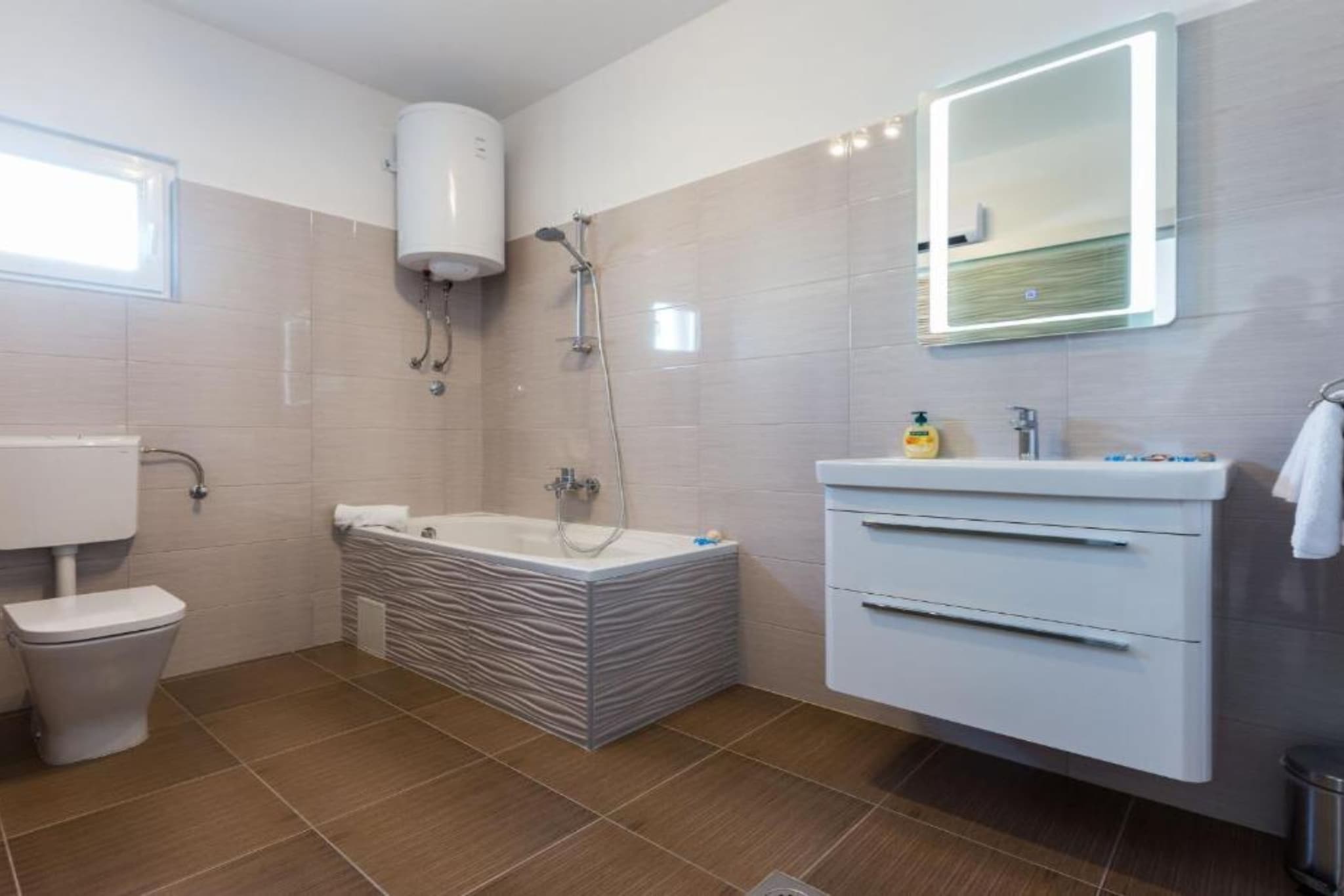 Cozy Three Bedroom Apartment With Terrace in Zadar - Three Bedroom Apartment-Badezimmer