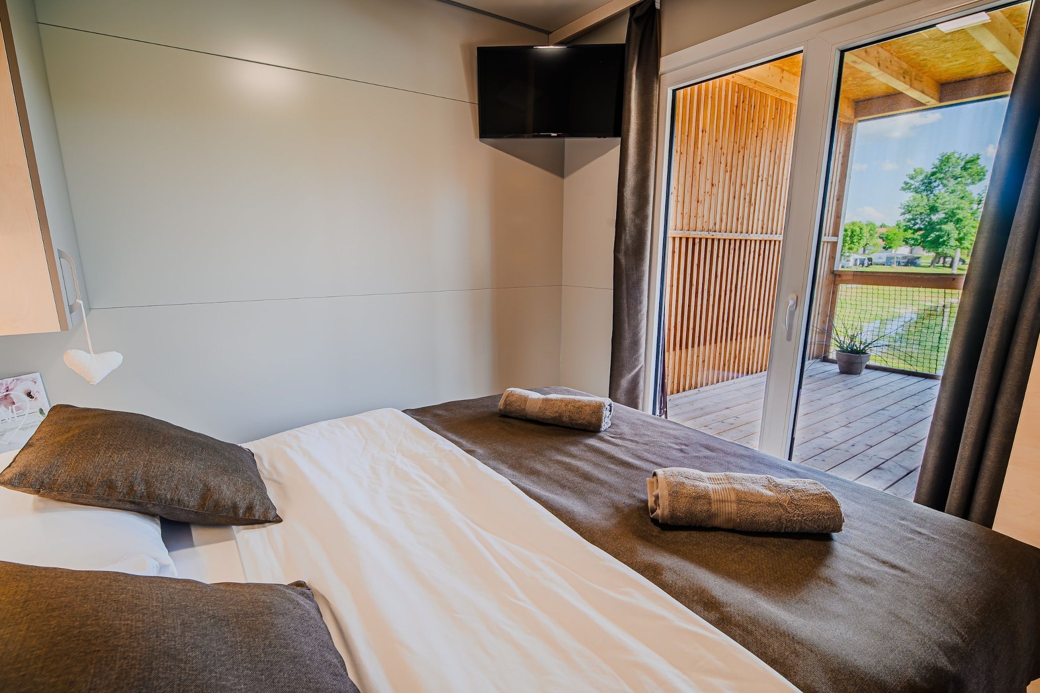Lakeside Luxury Retreat Mobile Homes with Thermal Riviera Tickets - Three Bedroom Mobile Home 15\/014-Slaapkamer