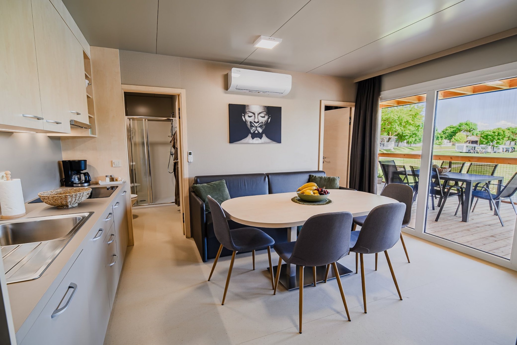 Lakeside Luxury Retreat Mobile Homes with Thermal Riviera Tickets - Three Bedroom Mobile Home 15\/014-Eetkamer