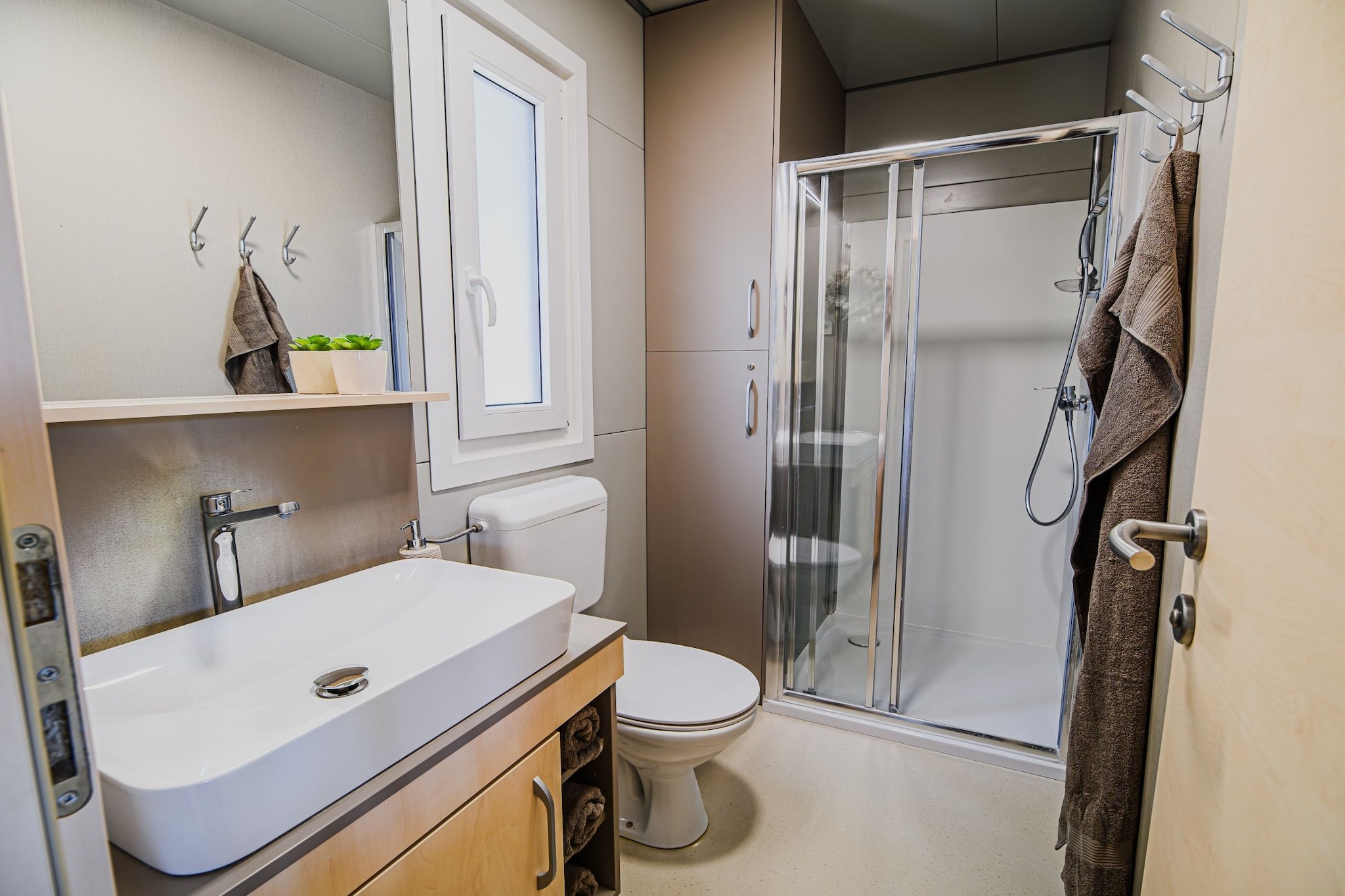 Lakeside Luxury Retreat Mobile Homes with Thermal Riviera Tickets - Three Bedroom Mobile Home 15\/014-Badkamer