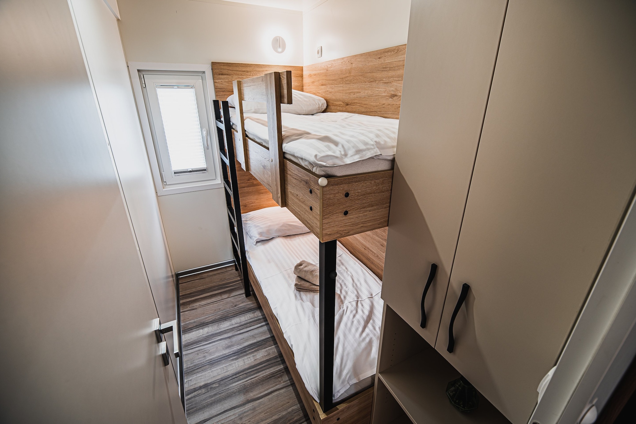 Lake Serenity Premium Mobile Homes with Thermal Riviera Tickets - Twho Bedroom Mobile Home 15\/011-Slaapkamer