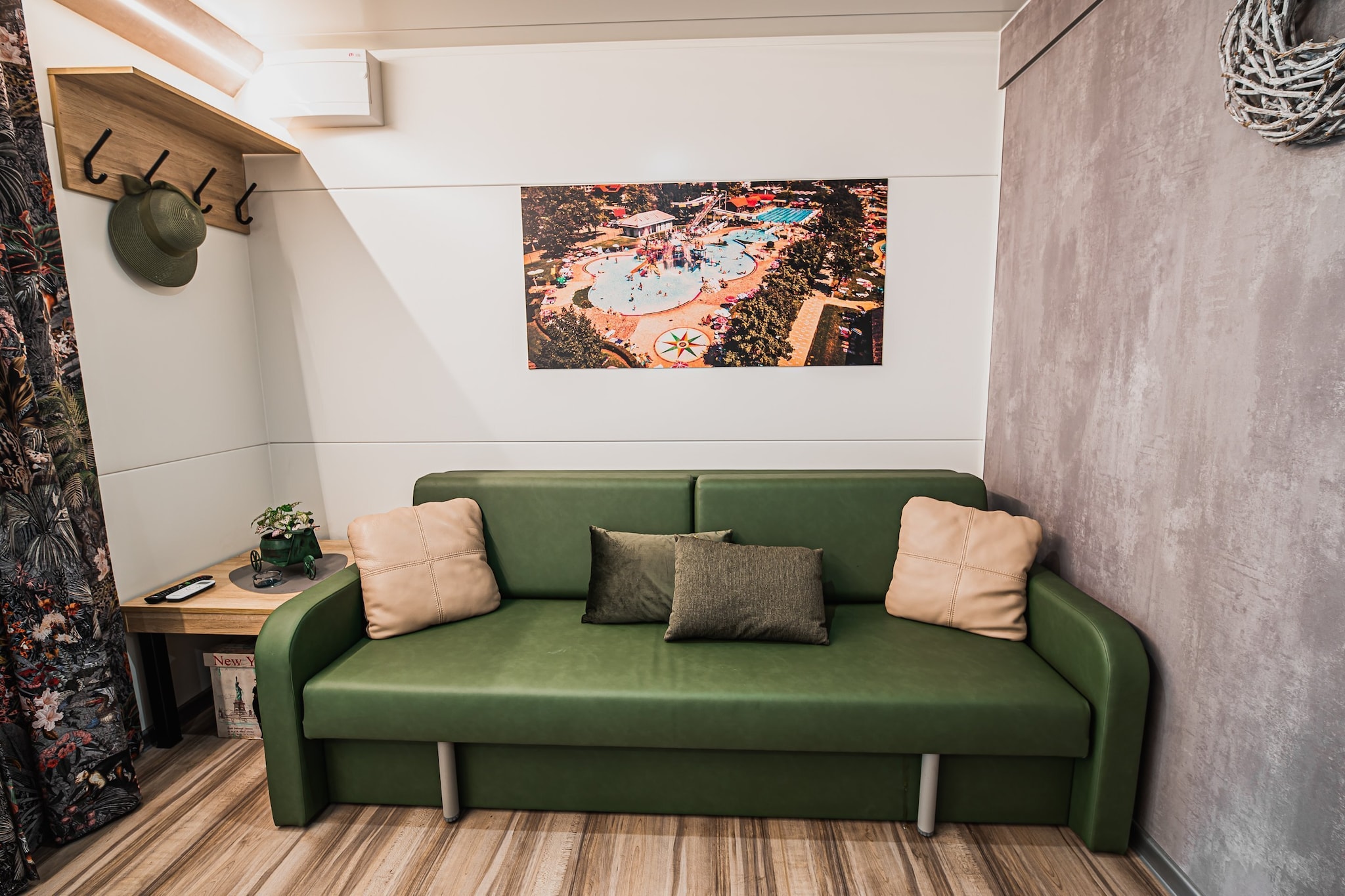 Lake Serenity Premium Mobile Homes with Thermal Riviera Tickets - Twho Bedroom Mobile Home 15\/013-Woonkamer