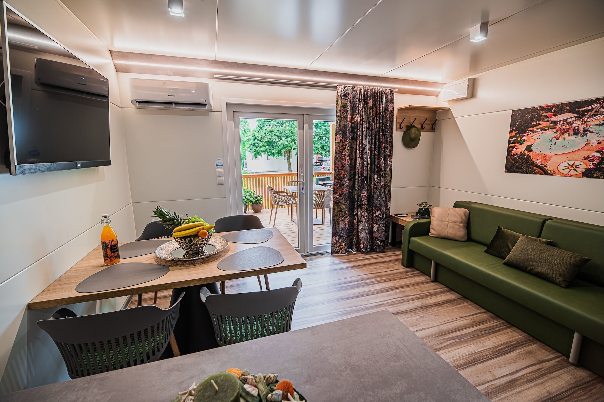 Lake Serenity Premium Mobile Homes with Thermal Riviera Tickets - Twho Bedroom Mobile Home 15\/013-Woonkamer