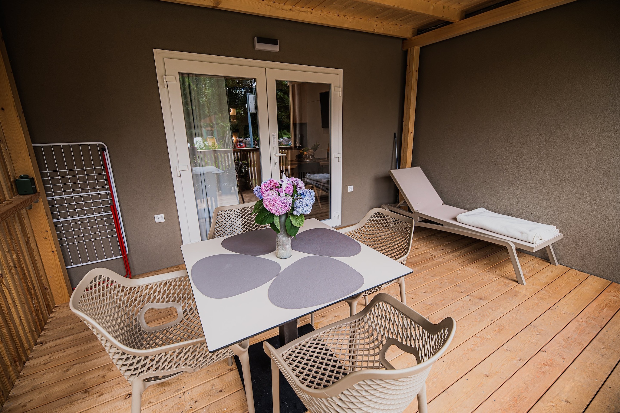 Lake Serenity Premium Mobile Homes with Thermal Riviera Tickets - Twho Bedroom Mobile Home 15\/013-Woonkamer