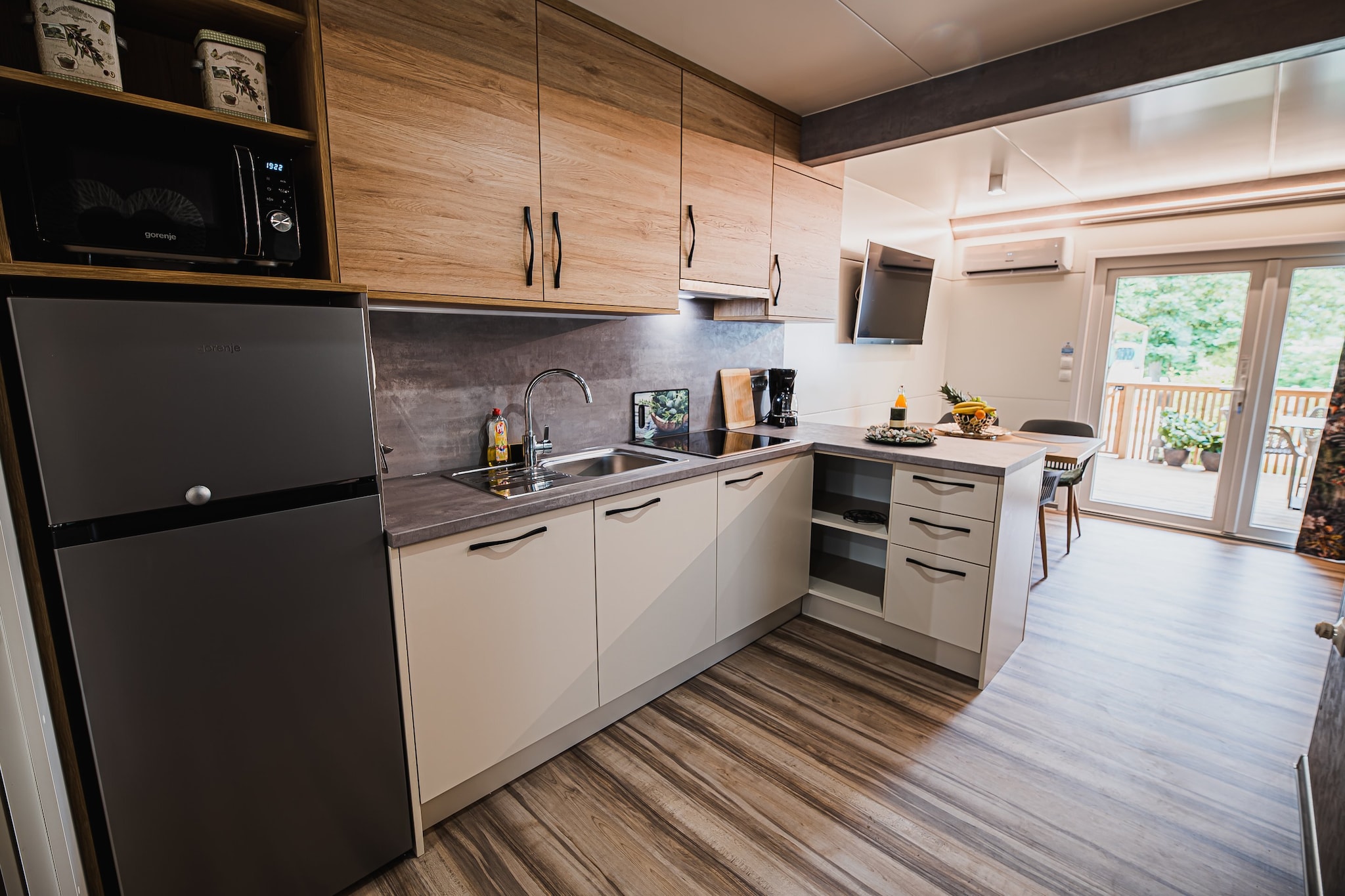 Lake Serenity Premium Mobile Homes with Thermal Riviera Tickets - Three Bedroom Mobile Home 15\/024-Keuken