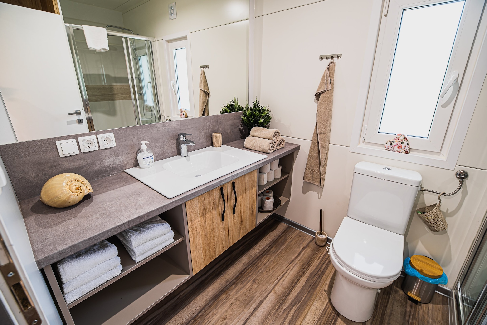 Lake Serenity Premium Mobile Homes with Thermal Riviera Tickets - Three Bedroom Mobile Home 15\/024-Badkamer