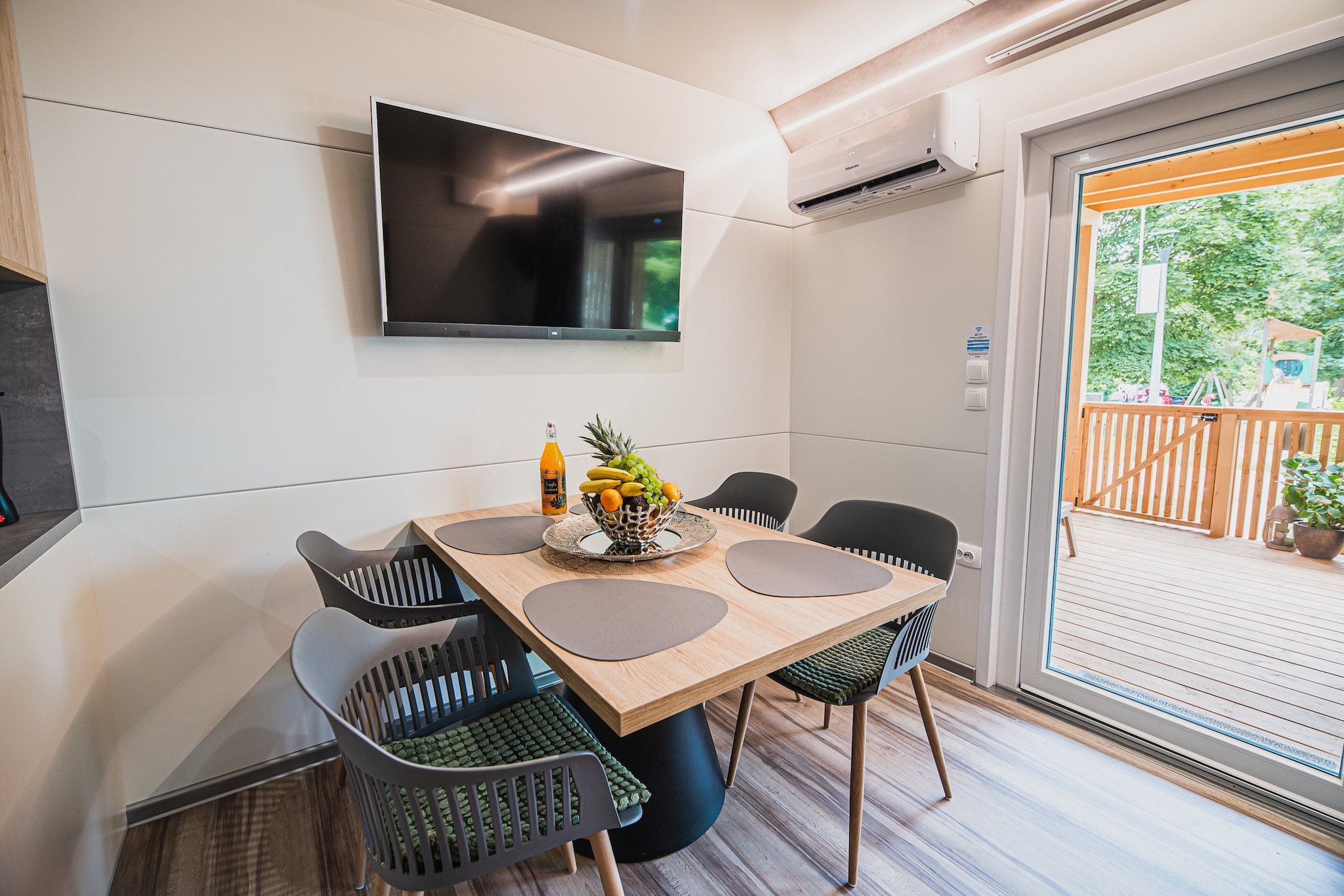 Lake Serenity Premium Mobile Homes with Thermal Riviera Tickets - Three Bedroom Mobile Home 15\/026-Woonkamer