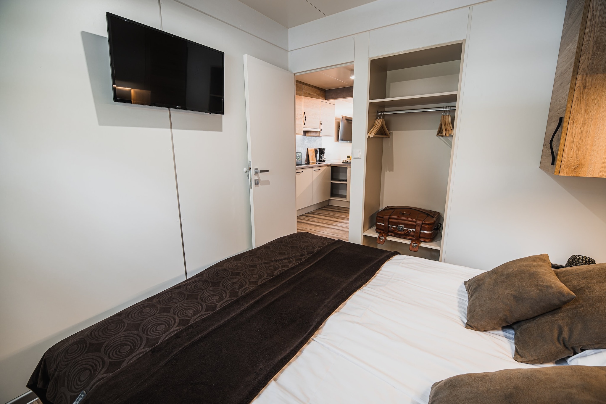 Lake Serenity Premium Mobile Homes with Thermal Riviera Tickets - Three Bedroom Mobile Home 15\/026-Slaapkamer
