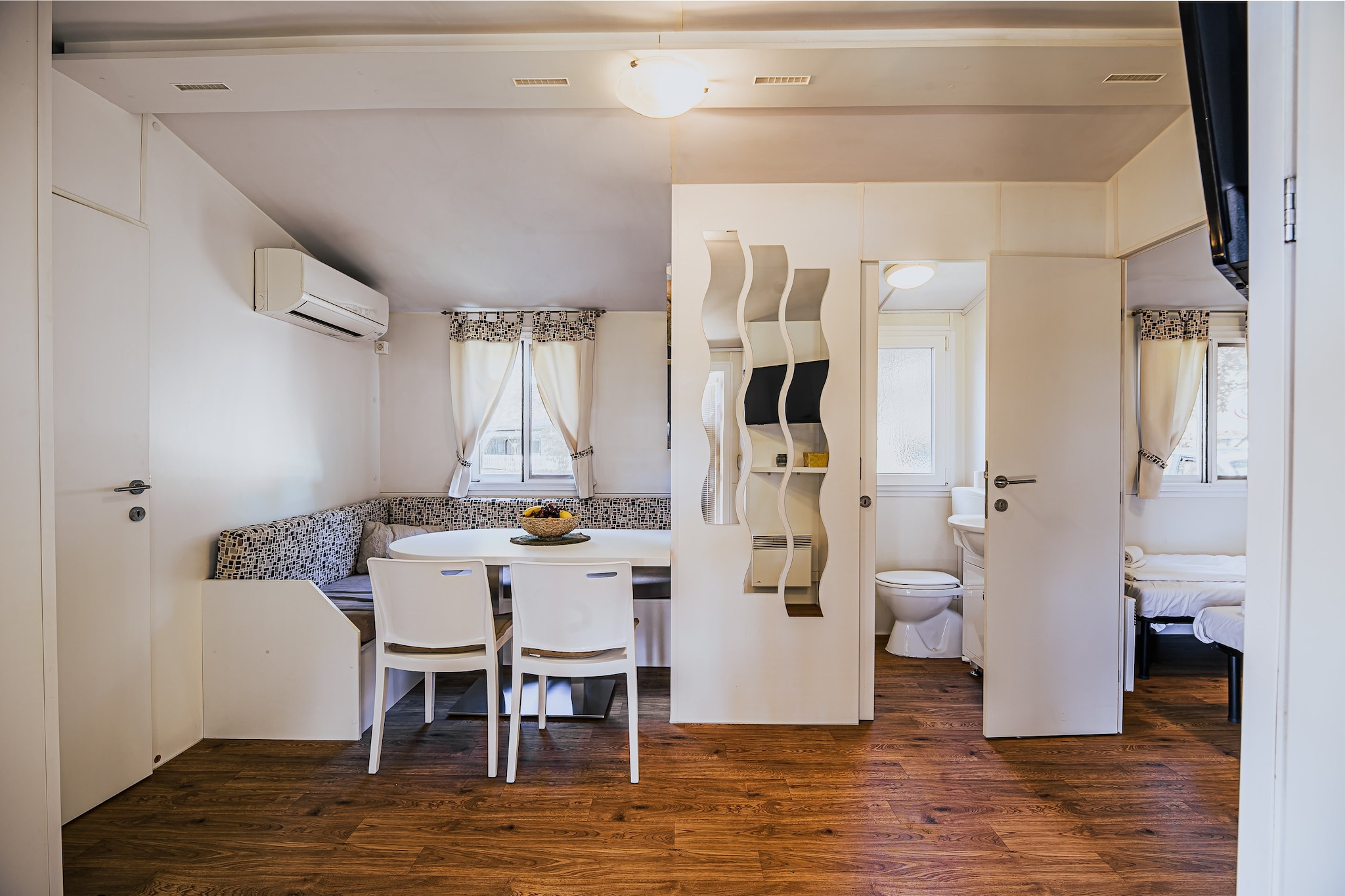 Waterside Retreat Mobile Homes with Thermal Riviera Tickets - Three Bedroom Mobile Home with Lake View  (owner 2)-Slaapkamer