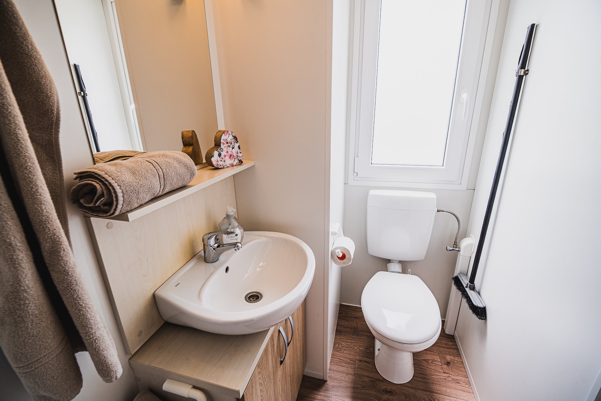 Waterside Retreat Mobile Homes with Thermal Riviera Tickets - One Bedroom Mobile Home with Lake View (owner 4)-Badkamer