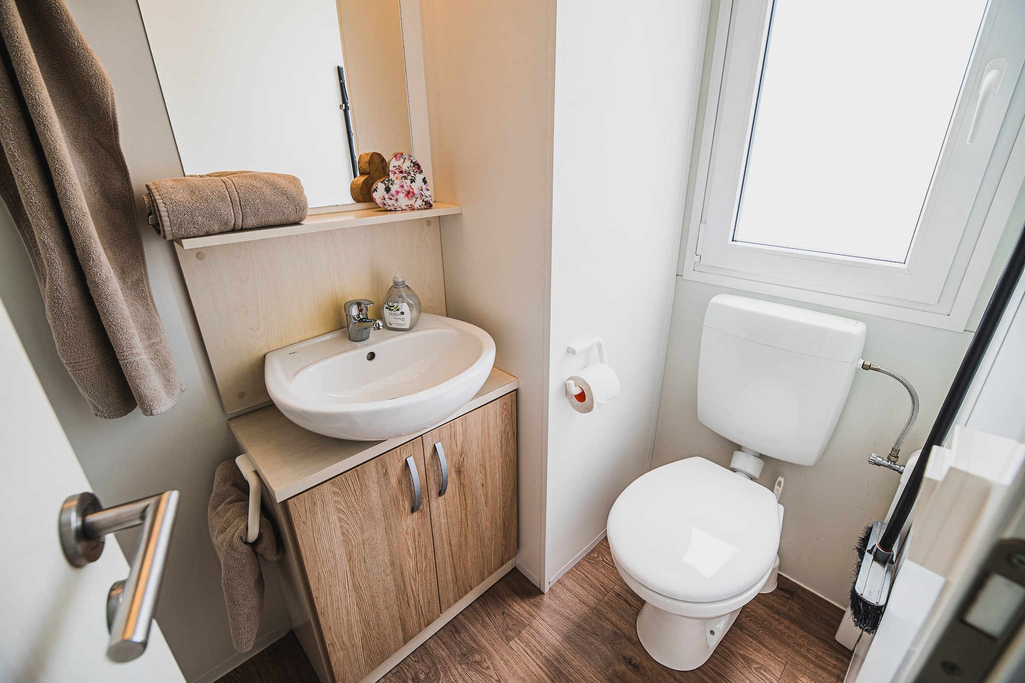 Waterside Retreat Mobile Homes with Thermal Riviera Tickets - One Bedroom Mobile Home with Lake View  (owner 5)-Badkamer