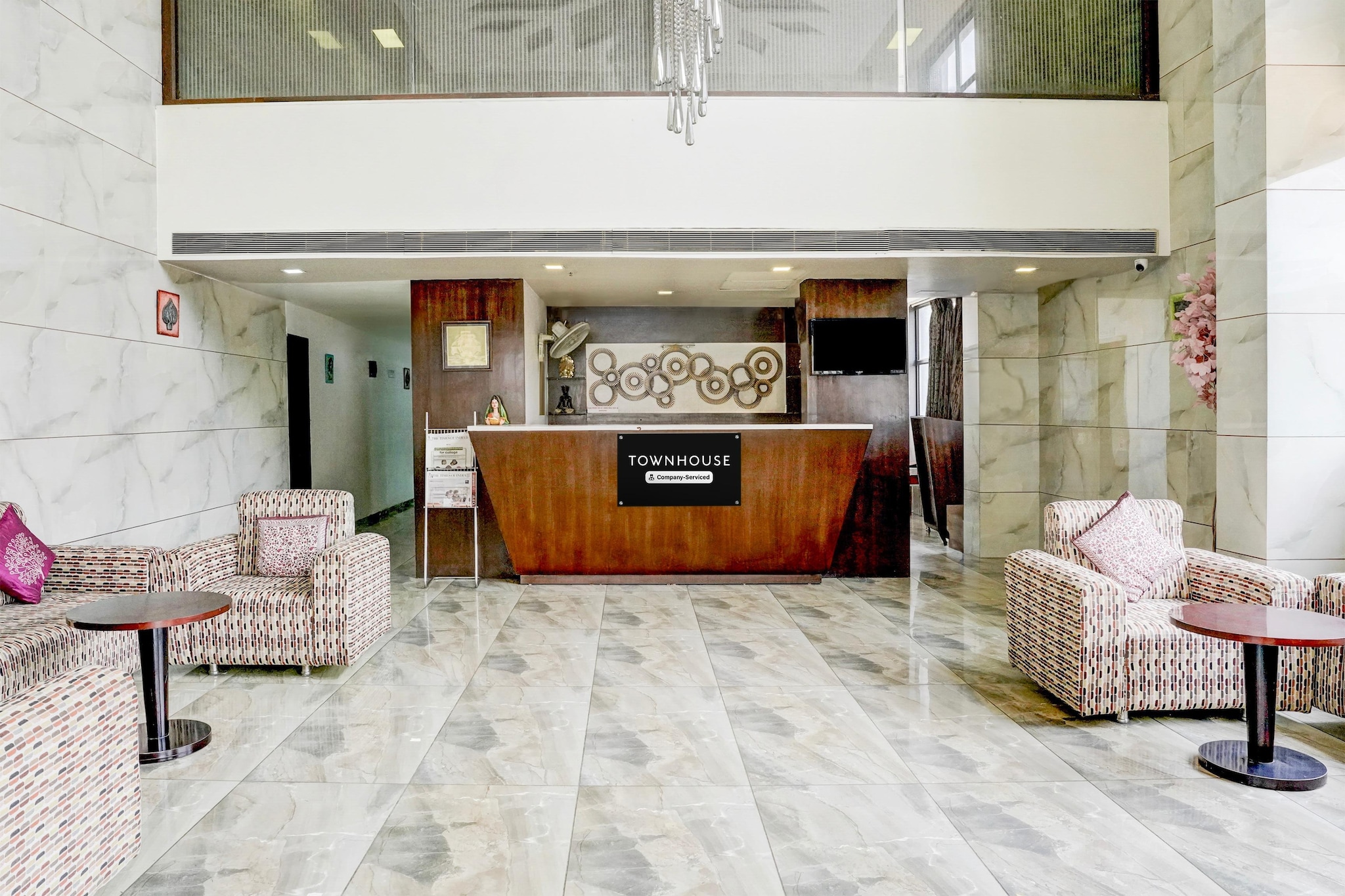 Ground floor: (bedroom(double bed, TV, seating area, air conditioning, lift, Towels for a fee, telephone, Floor mattress), bathroom(bathtub or shower, shower, washbasin, toilet, shampoo, body soap))