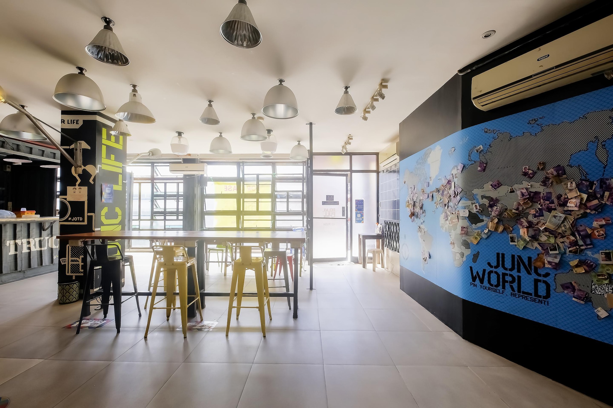 Spacious Quad Retreat at Trendy Hostel – Manila